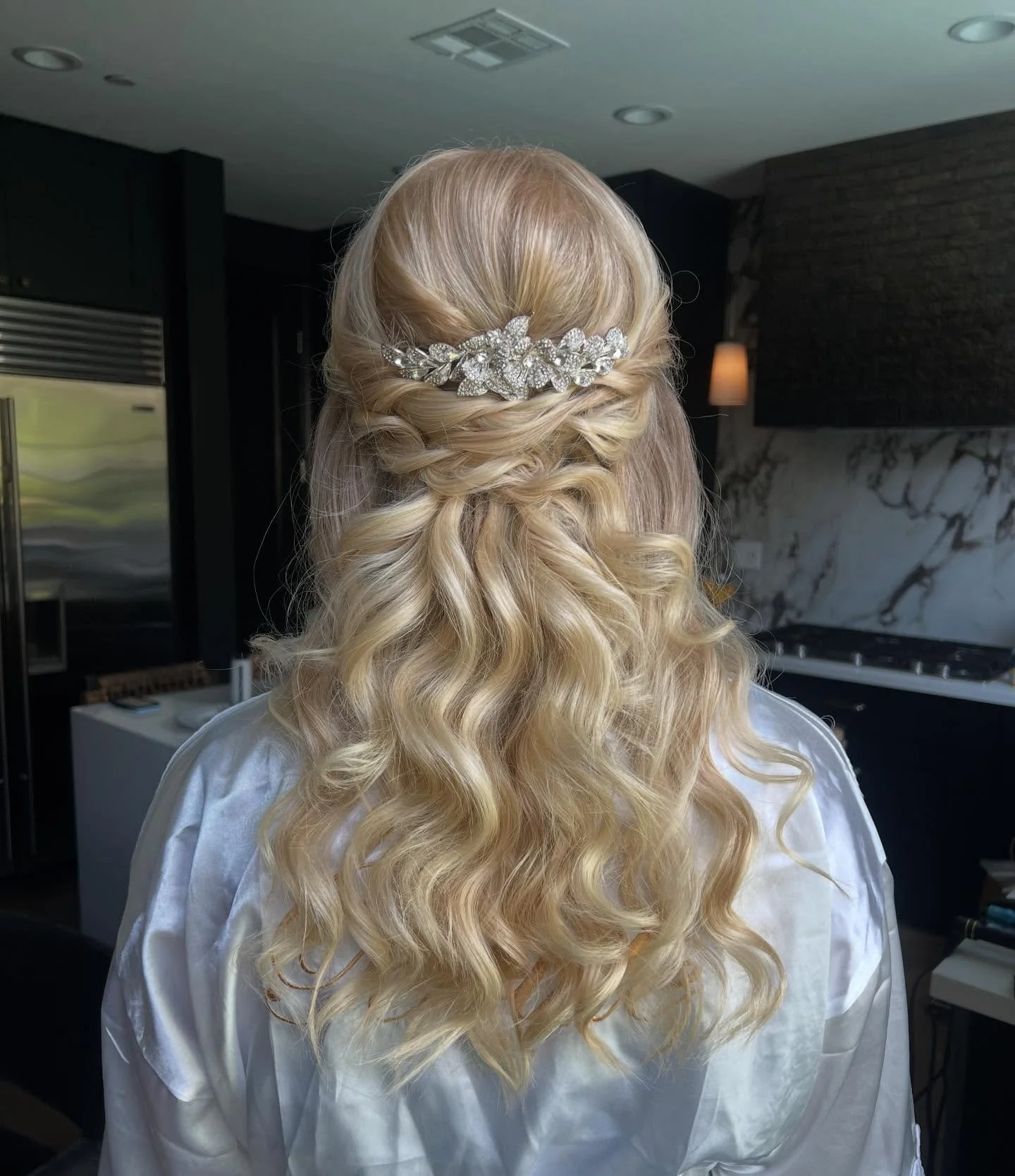 Loving how this style turned out! Wedding day perfection! 👌😍
.
.
#bridalhair #bridalstylist #hairandmakeupartist #ocstylist #ochairstylist