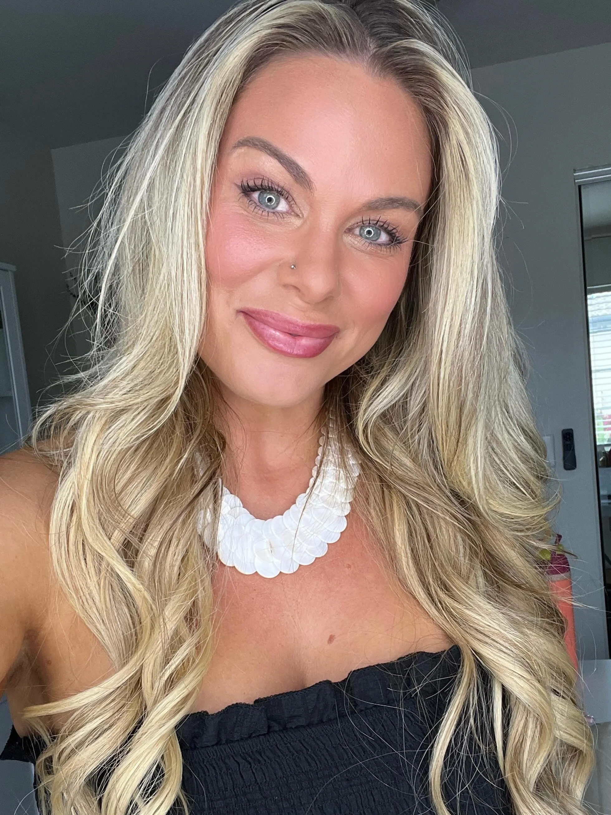 Today&rsquo;s makeup look 🫦💄
@hudabeauty Blush Filter in &ldquo;Sunset Lychee&rdquo; and &ldquo;Ube Cream&rdquo;
@itcosmetics Sun Bronzer in &ldquo;Do It All&rdquo;
@naked_sundays  Cabana Glow serum drops in &ldquo;Illuminating&rdquo; 
@hourglassco