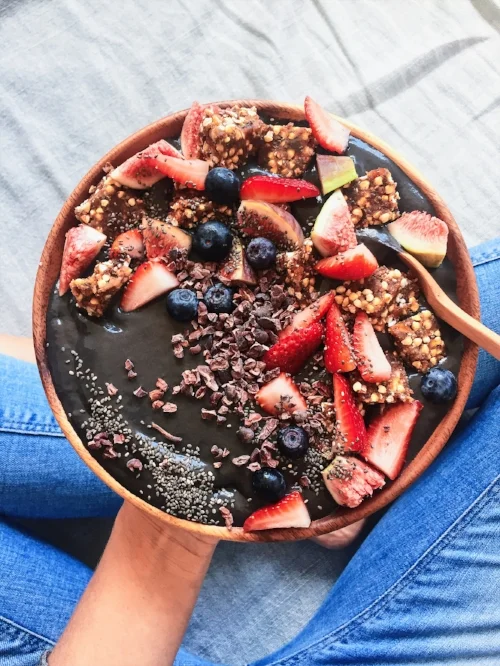 Smoothie bowl with hippie lane rawnola on top