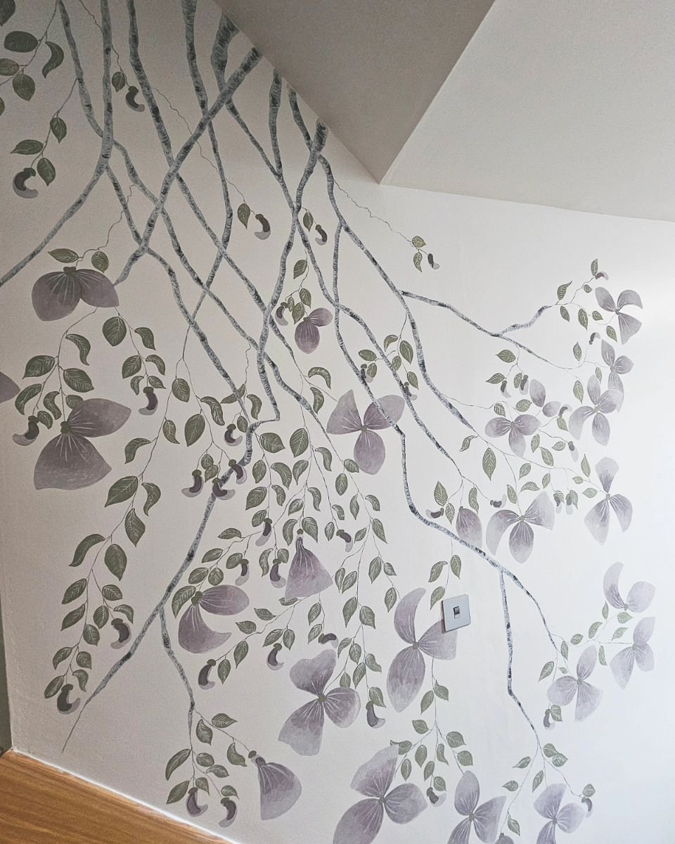 - M U R A L -

The last few weeks, I've been commissioned to design this mural on a wall in my customers home. Her specification was a tree coming down from the highest point alongside the stairs into the kitchen.

This idea moved into that tree havi