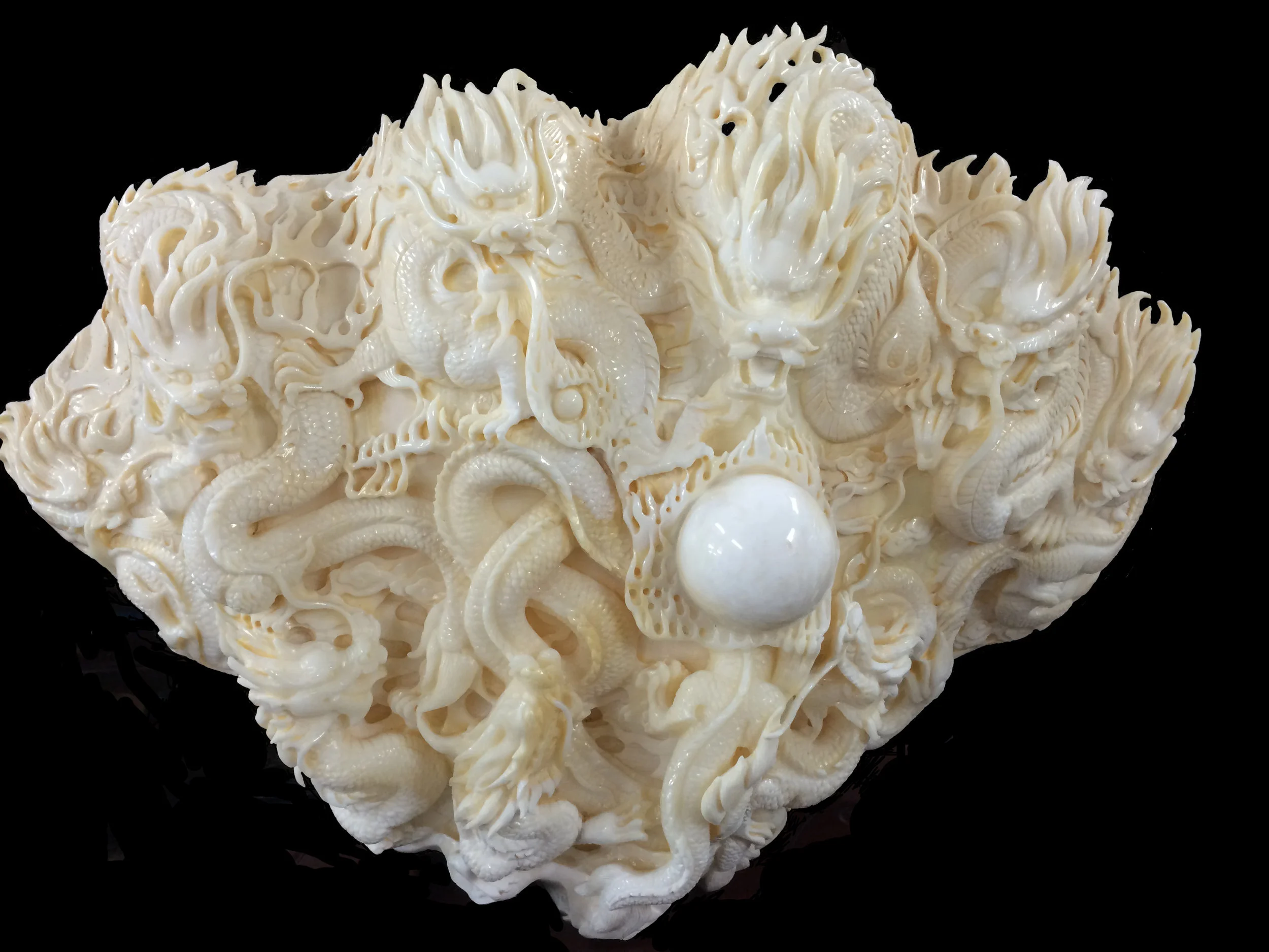 The clamshell that sold for 32.000U$D. It took the artist Professor Li Heng 6 month to carve. 