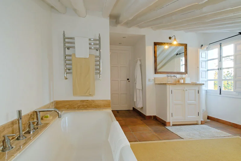 Ronda_Guest_Bathroom_1_send.jpg