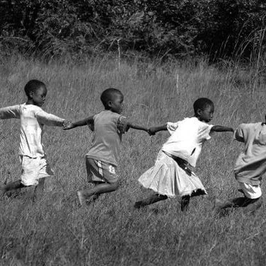 WHO IS IN THE GARDEN?&hellip;
Running barefoot, holding hands,giggling and chasing nothing but the wind.

The freedom, the joy, the connection. Each piece in this capsule carries this memory; the feeling of being young, free, and completely alive.

W