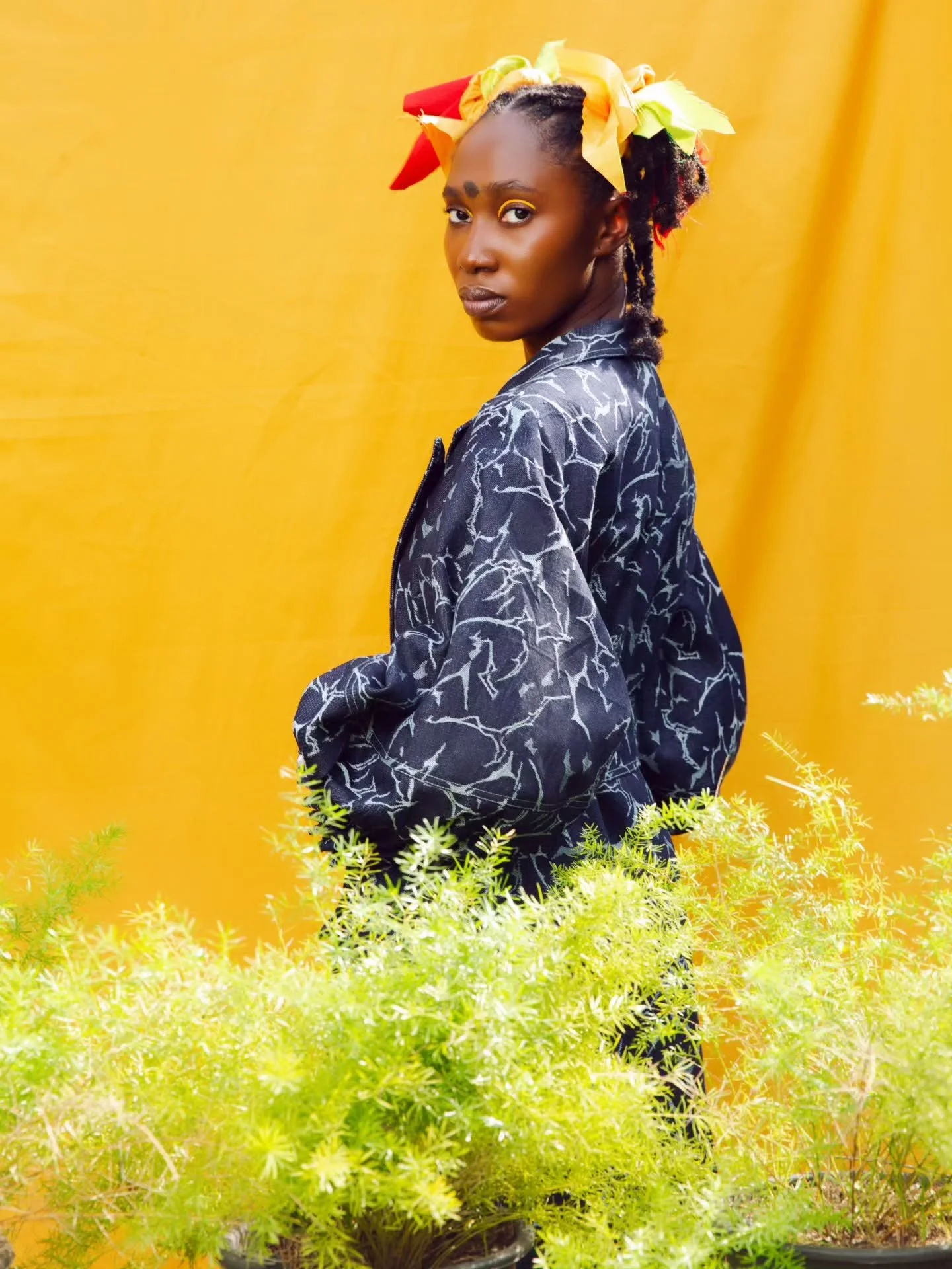 I spy with my little eyes 👀 🙈...

#idmanof 
#denim 
#oldies
#gardeninspiration 
#nostalgia
#WhoIsInTheGarden