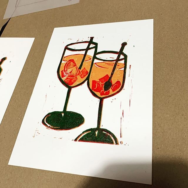 Cheers to reduction printing 🥂 beautiful prints in our two part evening reduction Lino Course. 7.30 -9.30pm .
.
.
#reductionprint #printmaking #linocut #linoprint #glasses #artworkshop #printworkshop #printmakingforthepeople #battersea #clapham #sw1