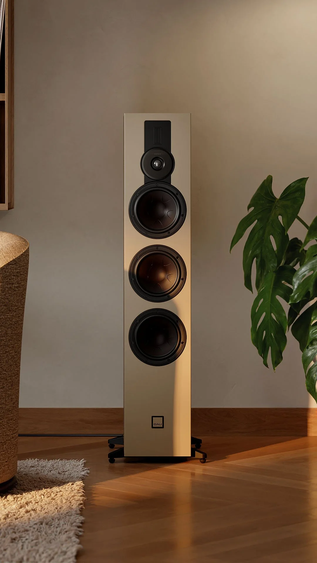 Lifestyle image of the DALI Sonik 9 floorstanding speaker.