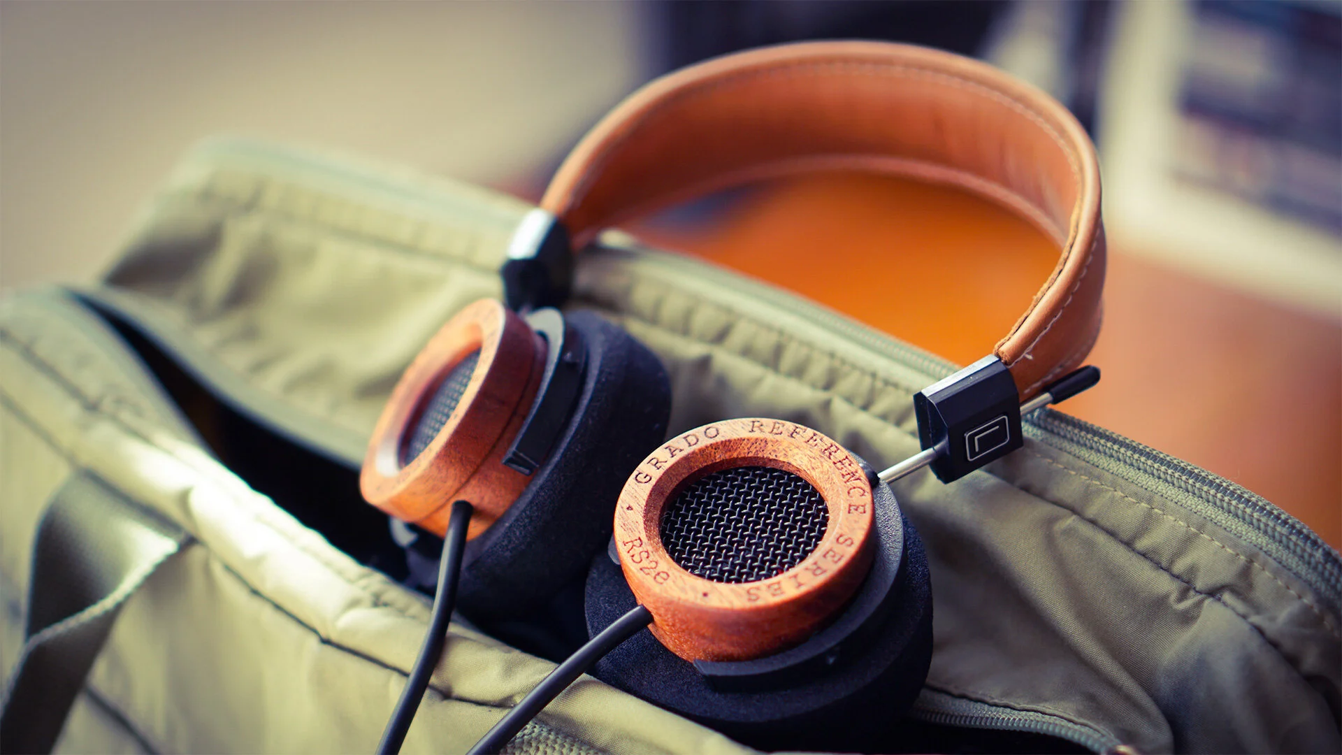 headphones-creative-audio-winnipeg-hero.jpg