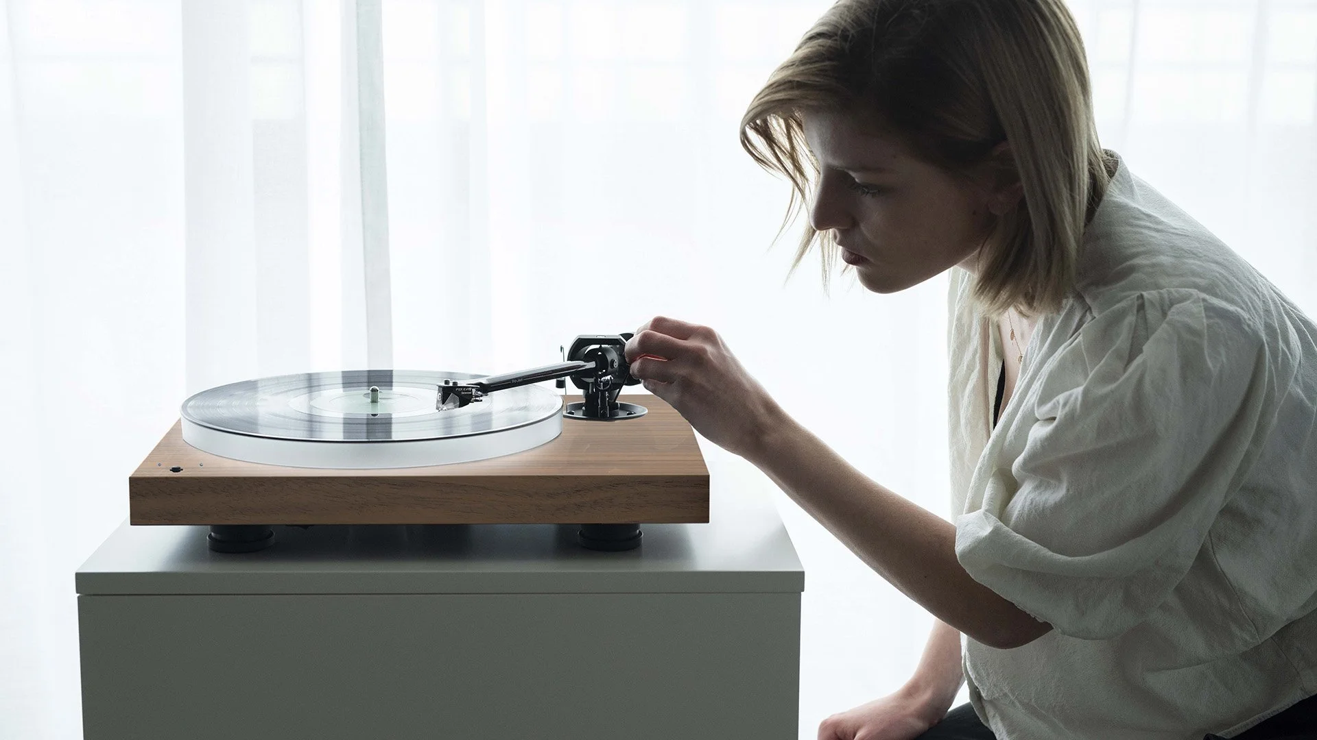 pro-ject-x1-b-turntable-hero.jpg