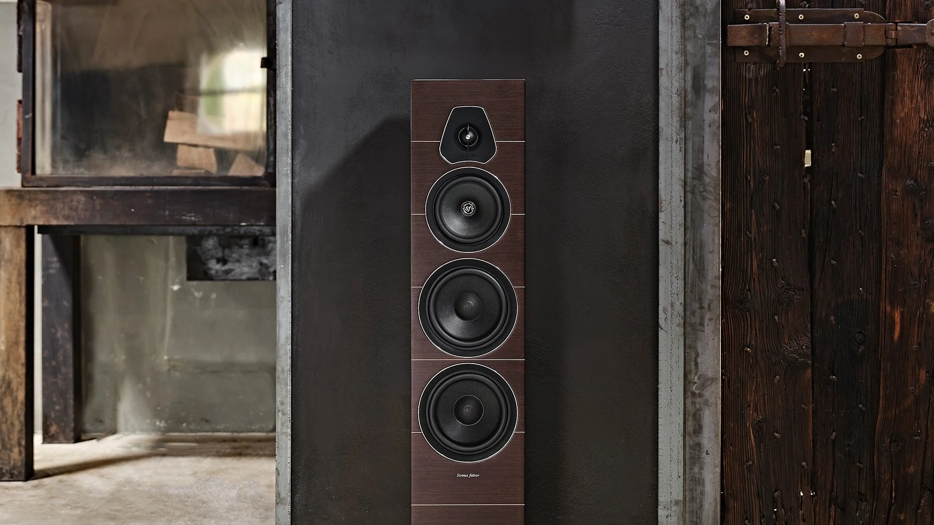sonus-faber-lumina-v-floorstanding-speaker-hero.jpg