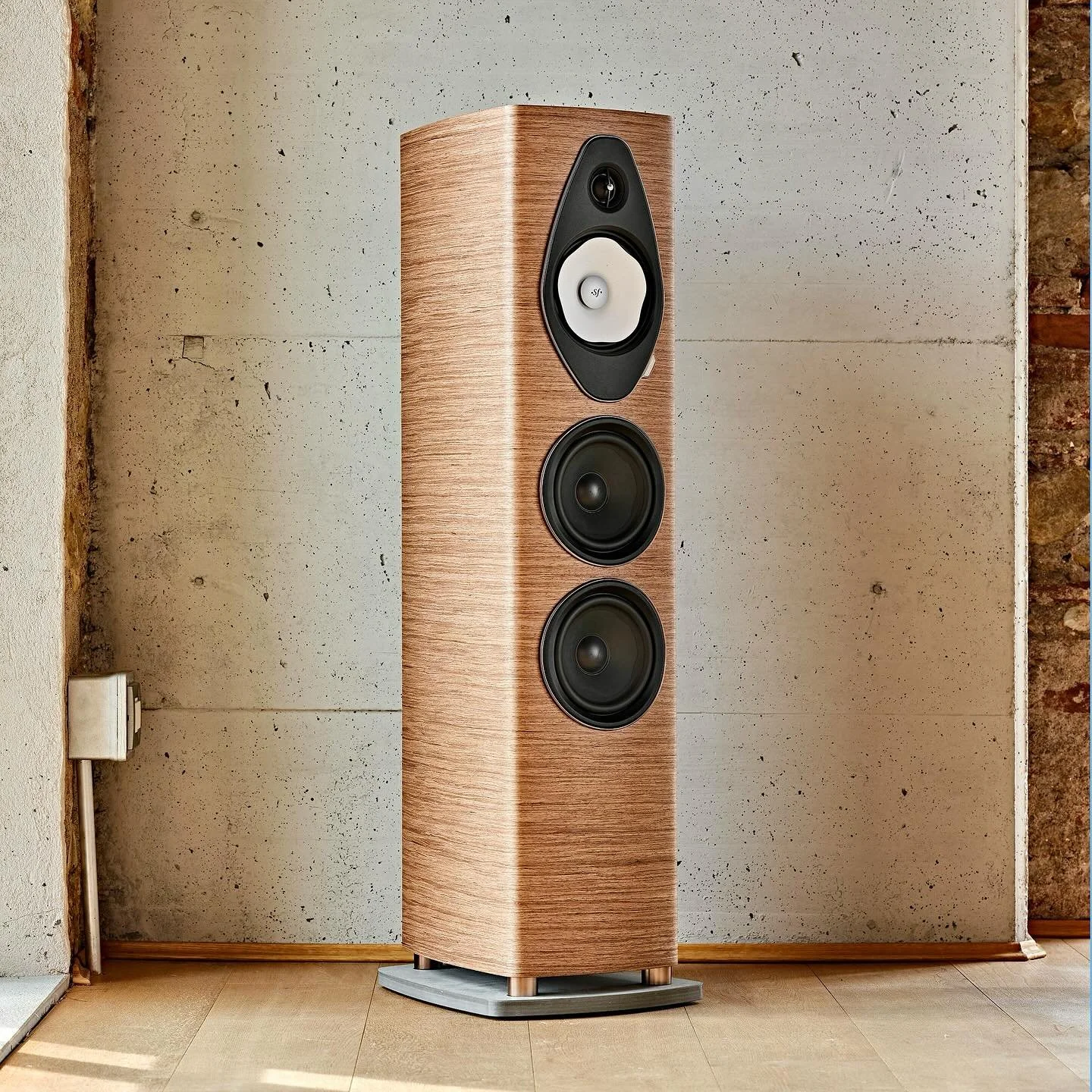Sonus faber Sonetto V G2 just won the EISA Best Floorstanding Speaker Award for 2025-2026!! 🏆
 
Who are EISA? The Expert Imaging and Sound Association represents over 50 of the most respected publications from over 26 countries that cover, among oth