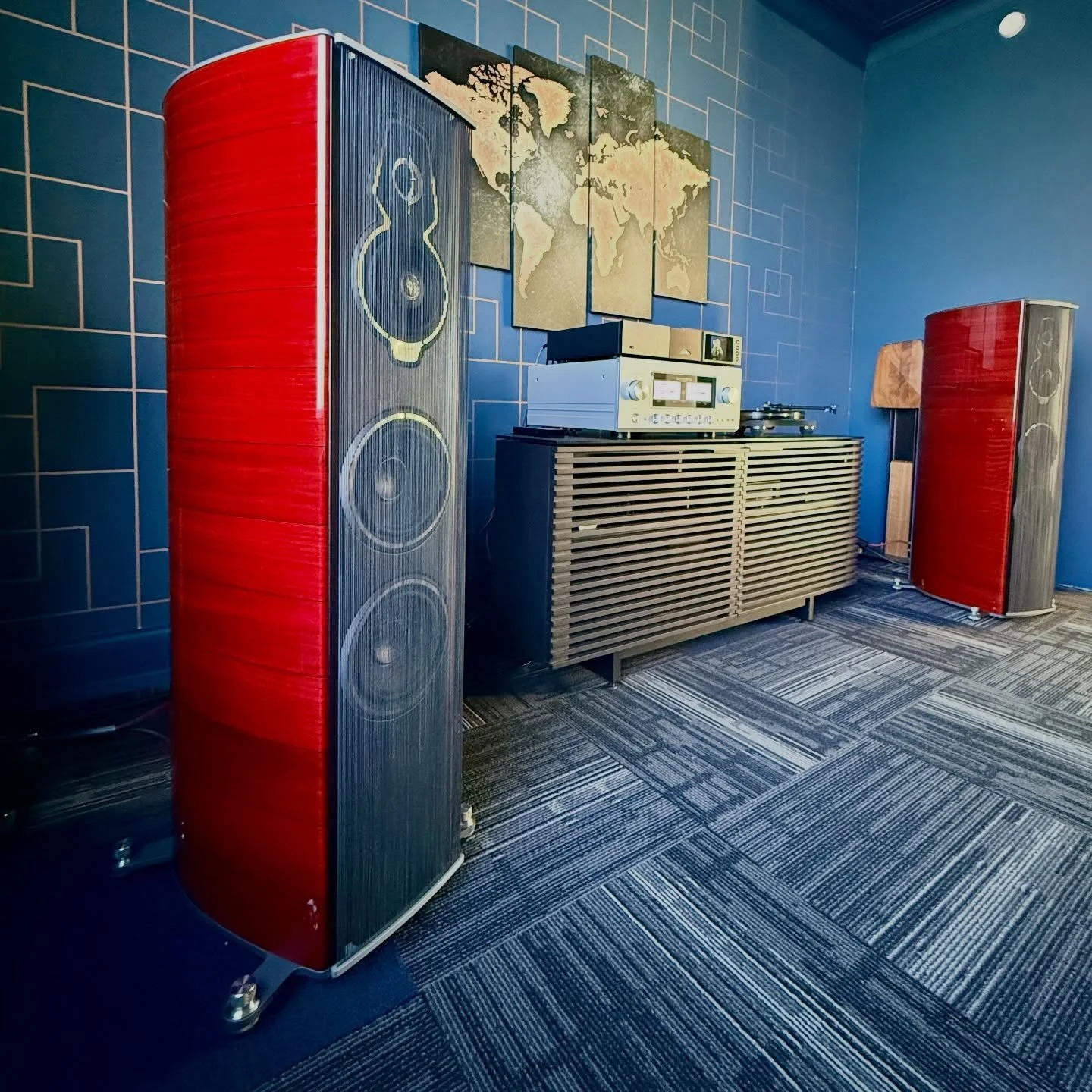Warming up this system in our showroom for an audition later today. ☺️
 
Speakers: Sonus faber Serafino G2 (don&rsquo;t you just love that red? 😍) 🇮🇹
 
Amp: Luxman L-509Z 🇯🇵
 
Streamer: Naim Audio NDX 2 🇬🇧
 
Joni Mitchell is sounding particula