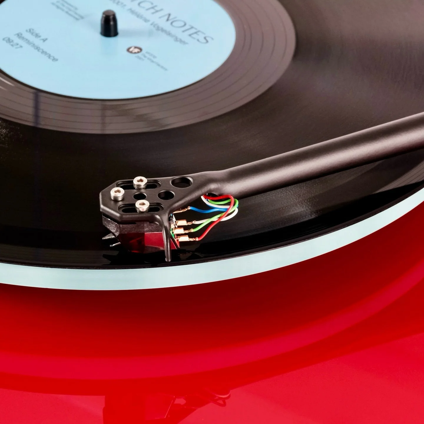 Meet the Rega Planar 2, available in festive red. 🎄
 
For over 50 years Rega has been building award-winning record players by hand in their factory in England. With its heavy glass platter and legendary RB220 tonearm, and newly designed Nd3 cartrid