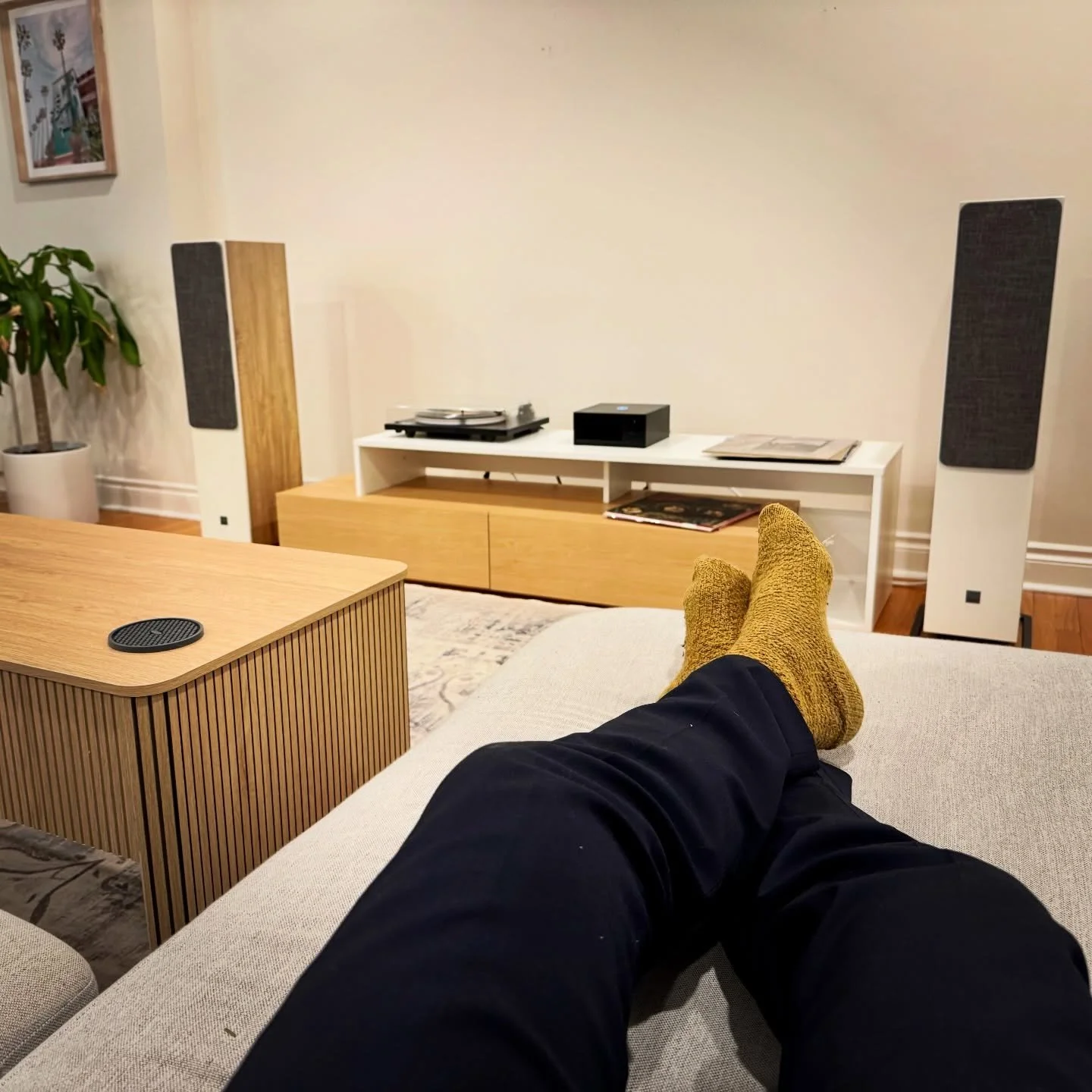 High-end sound made simple. 👌
 
The brief from my client: a system that doesn&rsquo;t take up a lot of space, is easy to use, and (obviously) sounds amazing. I went for the classic DALI speakers and NAD amp pairing. In this case the DALI Oberon 7 fl