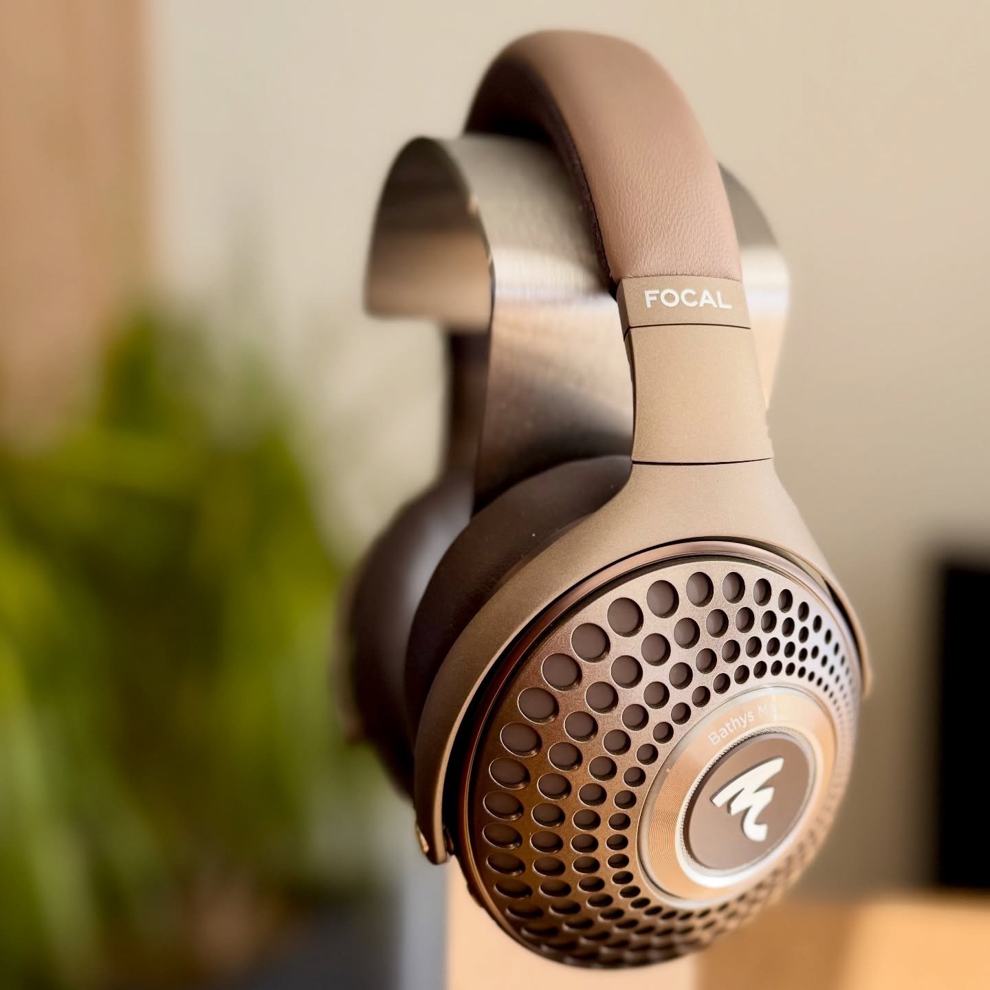 The warm chestnut tones of the new Focal Bathys Mg premium wireless ANC headphones are very welcome during this deep freeze. 🥶 Stay warm everyone!
 
#winnipeg #manitoba #winnipegbusiness #audiophile #headphones #headfi #focal #luxurylifestyle