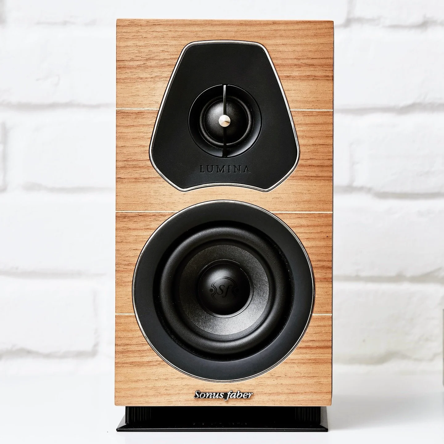 I LOVE this little speaker!! 🥰 The Sonus faber Lumina I takes up no more room than a few books and will fill your room with glorious music.
 
So many people with small listening rooms come to me looking for a solution, and this speaker is my go-to. 