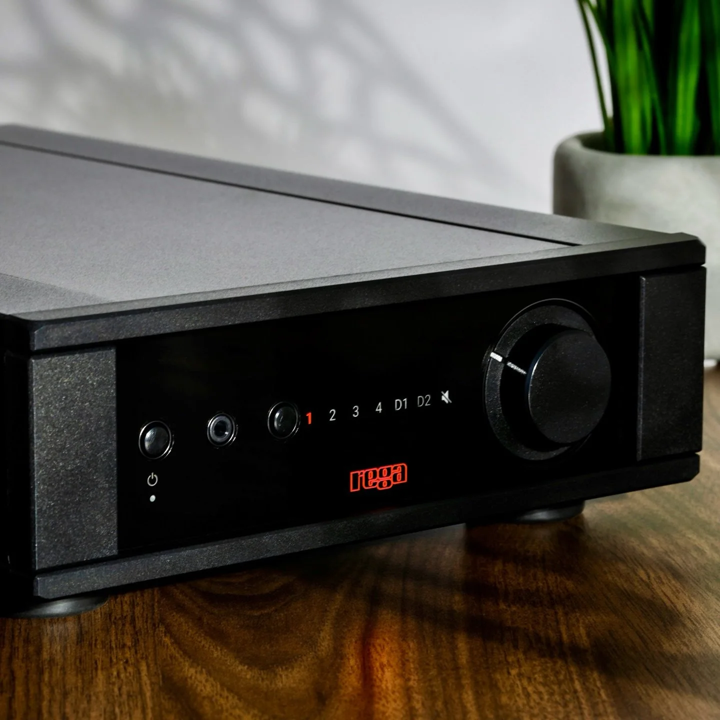 The Rega Brio MK7 is cracking integrated amplifier handbuilt by Rega in England. It may be the size of a shoebox but I am continually impressed at the scale of the sound it produces. This is classic British-made hi-fi at its very best! 🇬🇧
 
We&rsqu