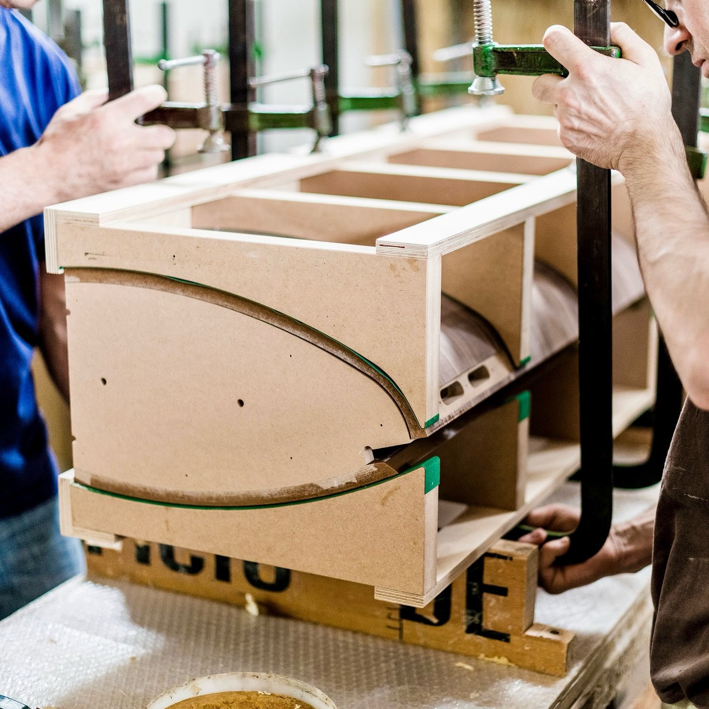 A Sonus faber speaker is an instrument crafted with a human touch. In northeastern Italy, skilled artisans use simple tools to assemble each speaker by hand. A speaker exists to reproduce great works of art, and so it is fitting that Sonus faber spea