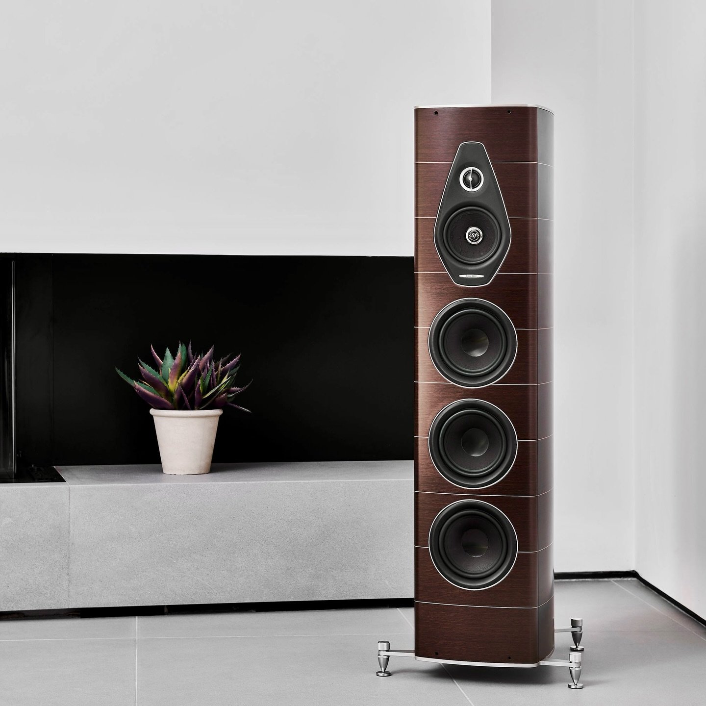 Olympica Nova by Sonus faber. Crafted in Italy from natural materials by skilled artisans using simple, old-fashioned techniques. All to deliver to you a speaker of exceptional beauty in sight and sound. 👌
 
Experience Olympica Nova in Winnipeg at C