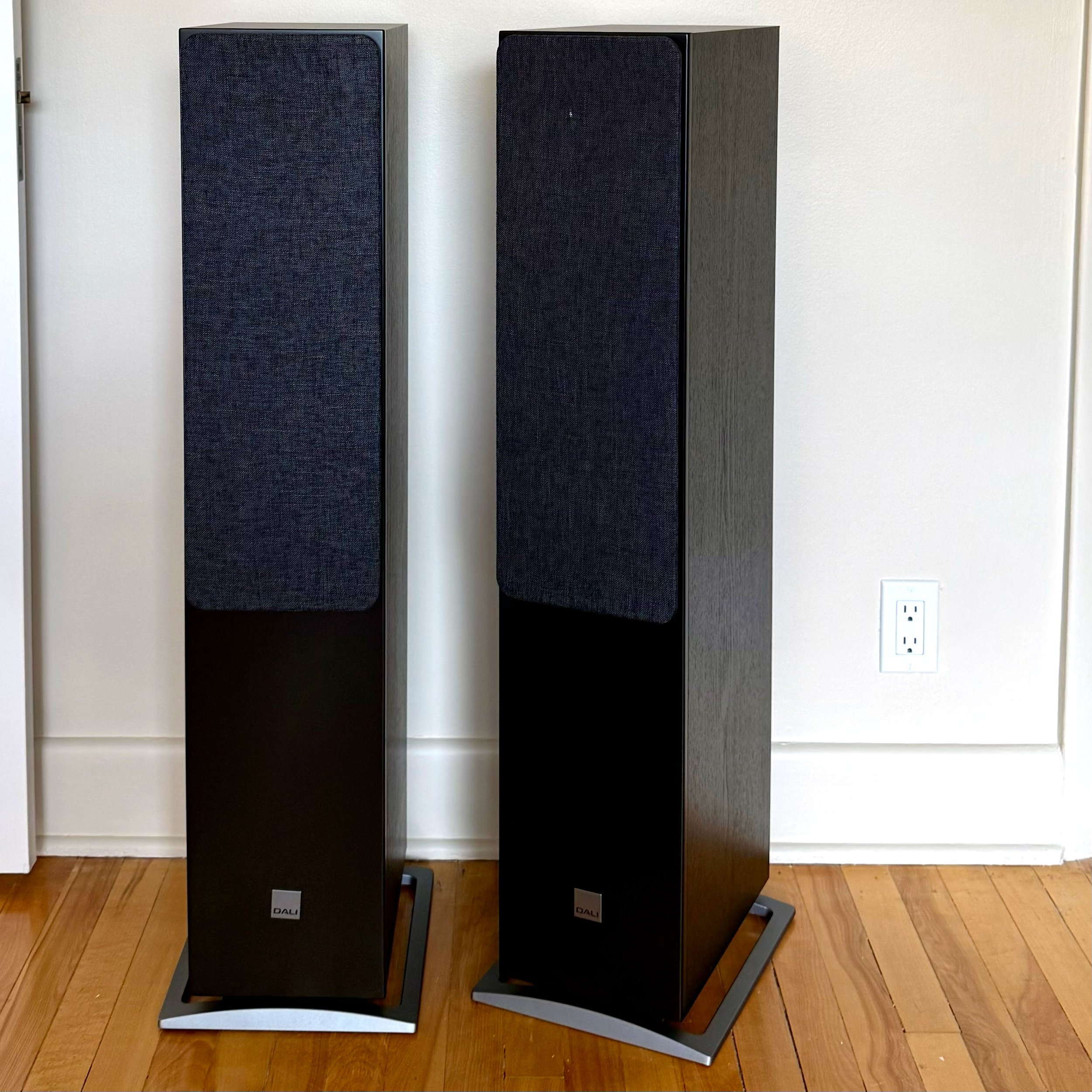 Used pair of DALI Oberon 9 floorstanding speakers in black.