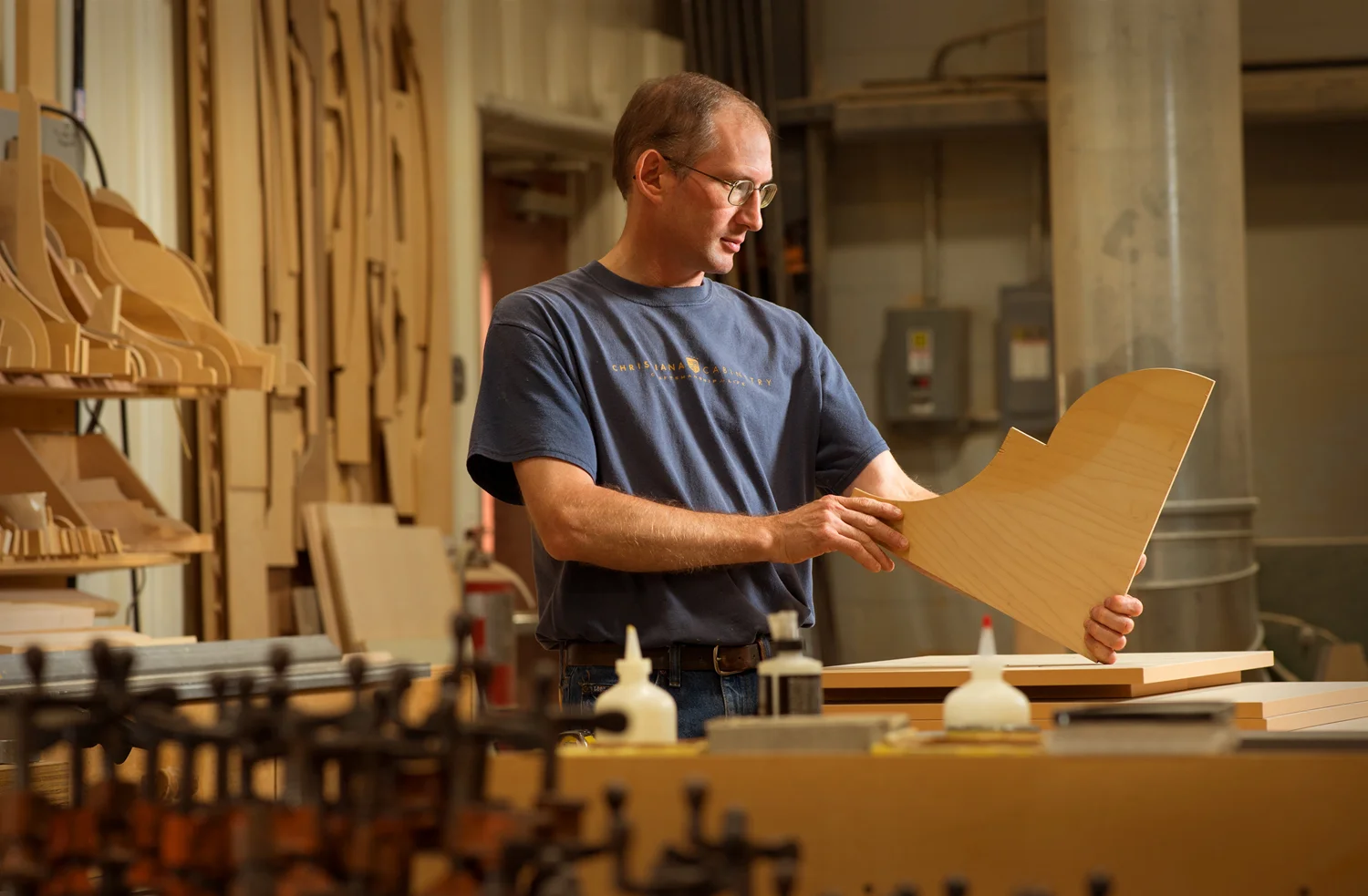 Dennis-routing-hand-focus-01.jpg