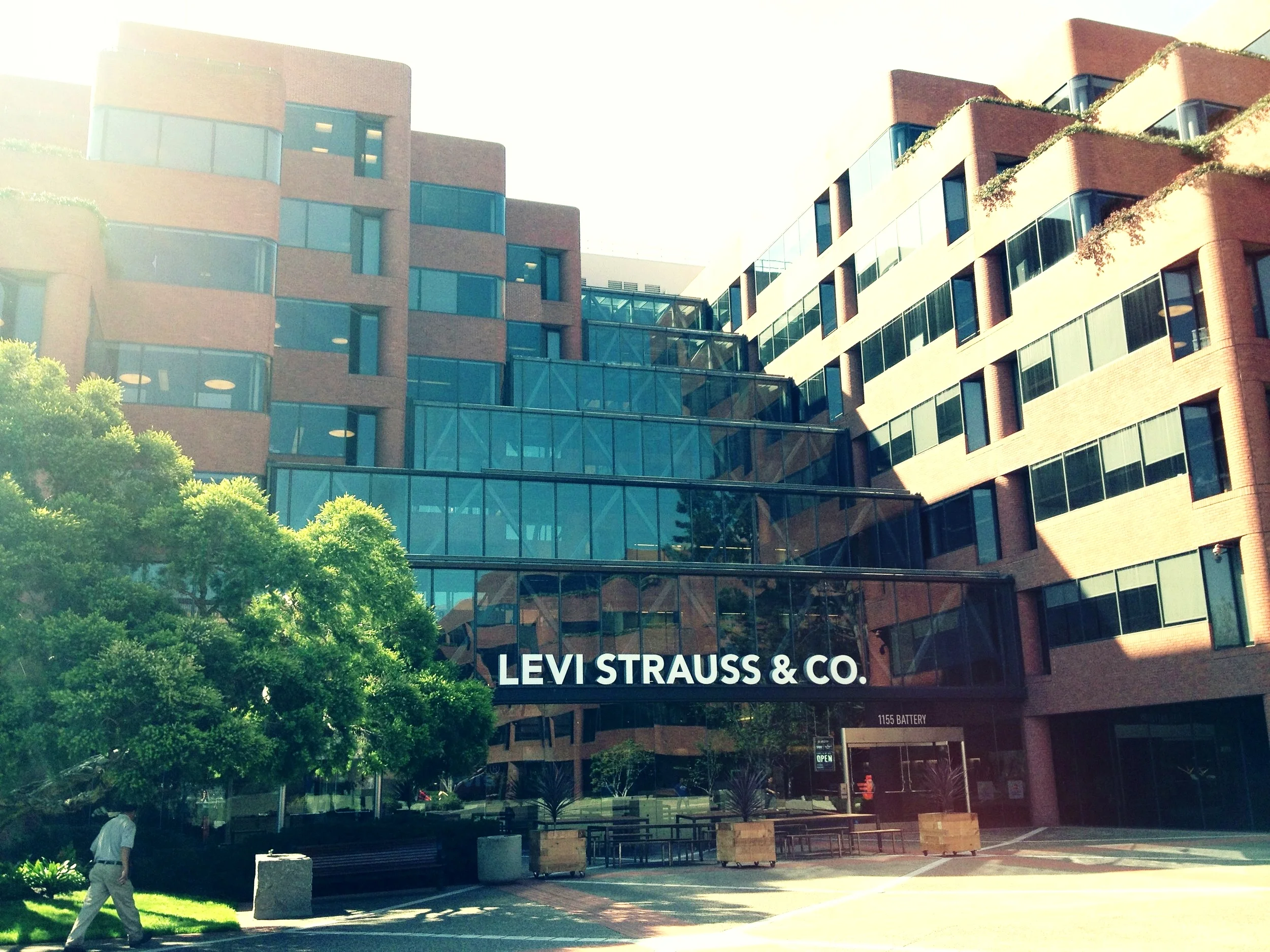 Levis_Plaza2.jpg