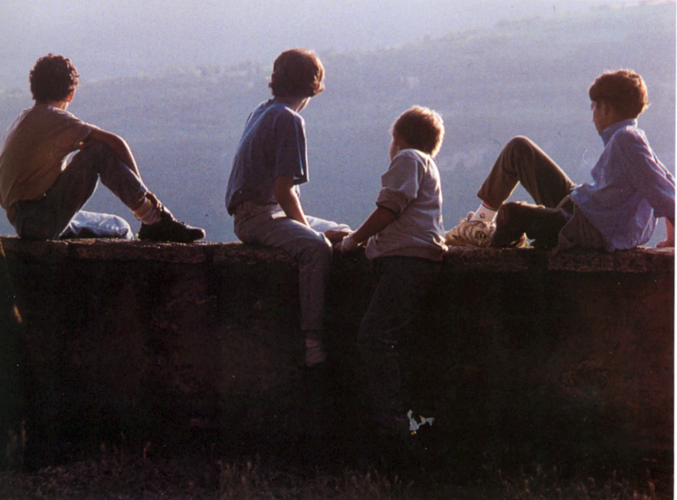 voci-ragazzi-muretto.jpg
