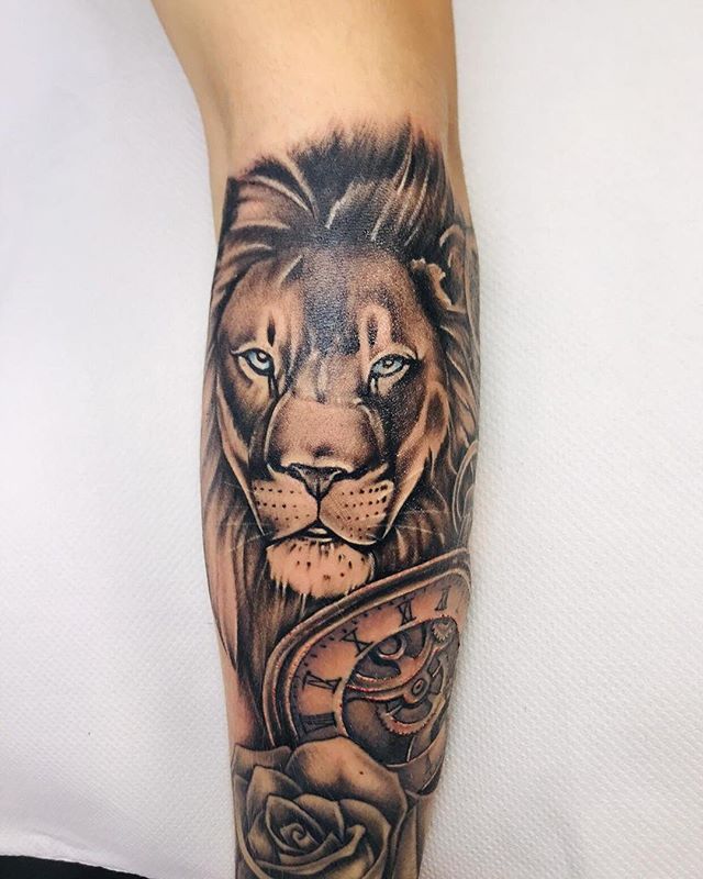 Owner @nikcarville smashed this piece out on Owen, how amazing does it look?! Look at the subtle colour in the lions&rsquo; eyes 👀

Fancy something similar?! Pop us an email info@carvilles.co.uk with your ideas and get booked in!! #lion #liontattoo 