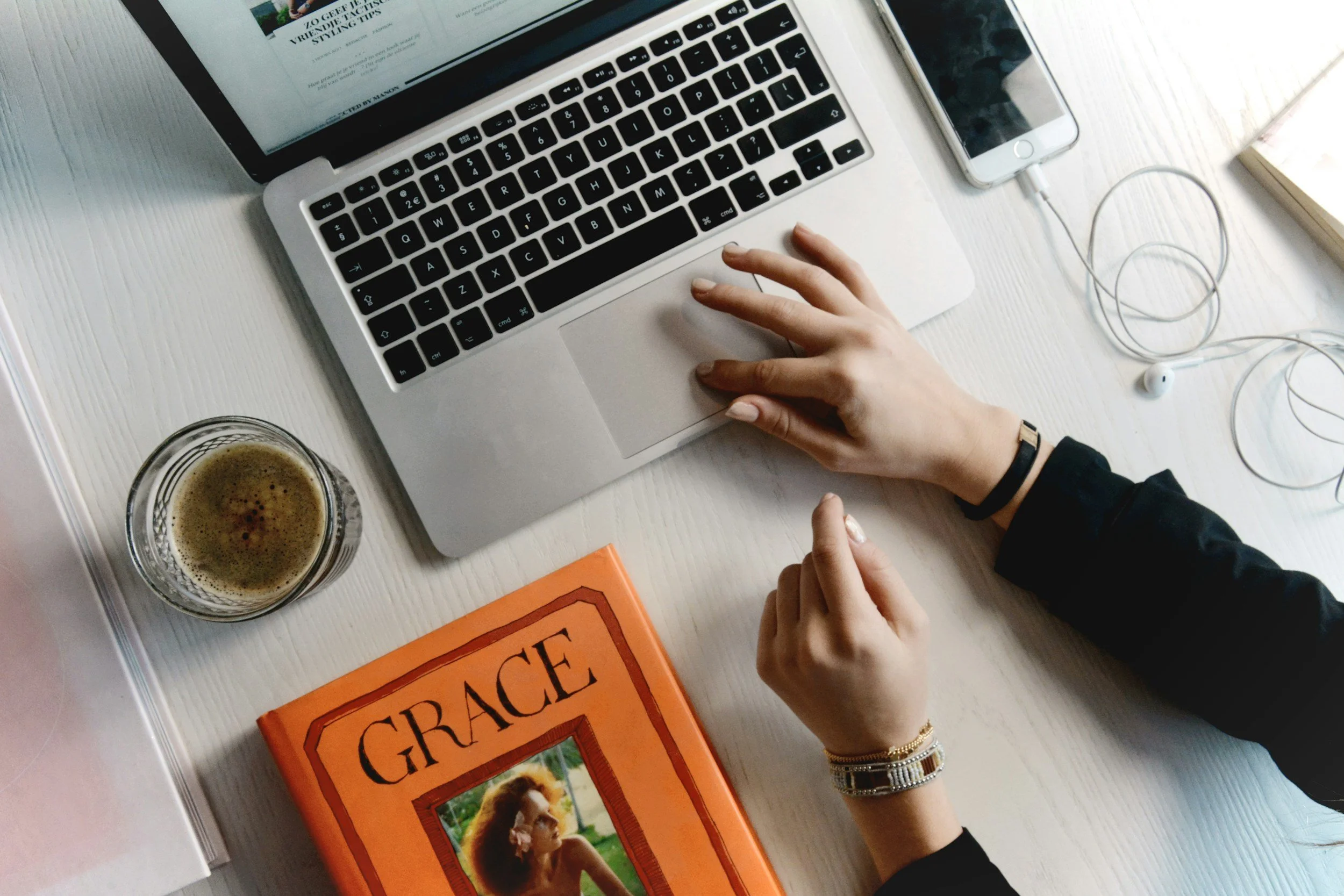 21 Powerful Headline Examples (+ How to Write Ones That Actually Get Read)