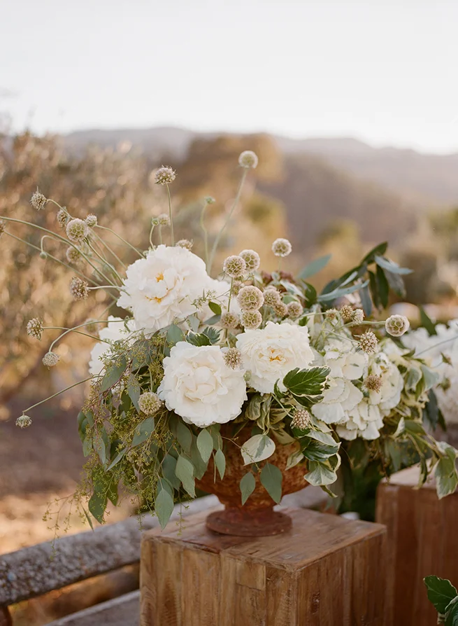 05-floral-centerpiece-white.jpg