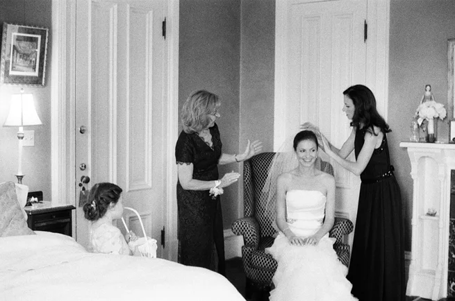 14-bridesmaids-putting-on-veil.jpg