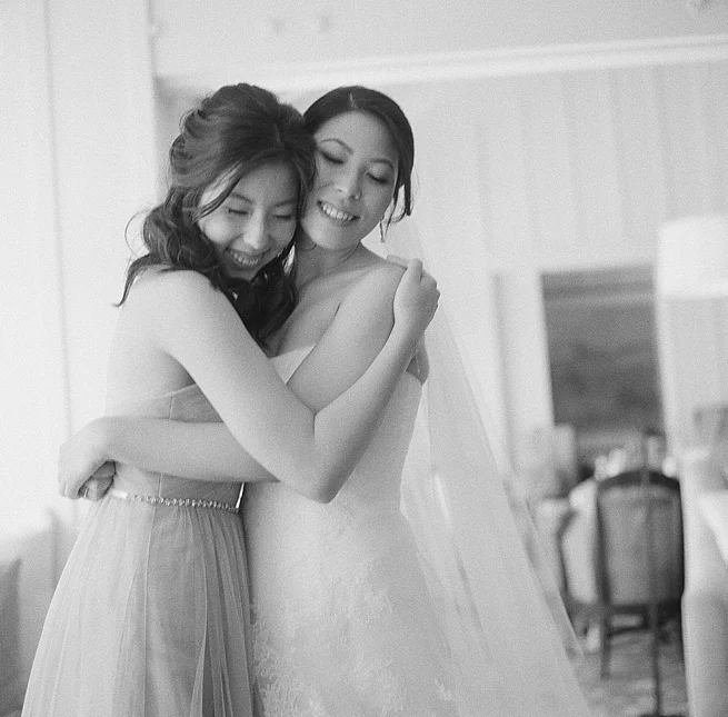 8-bride-sister-hug.jpg