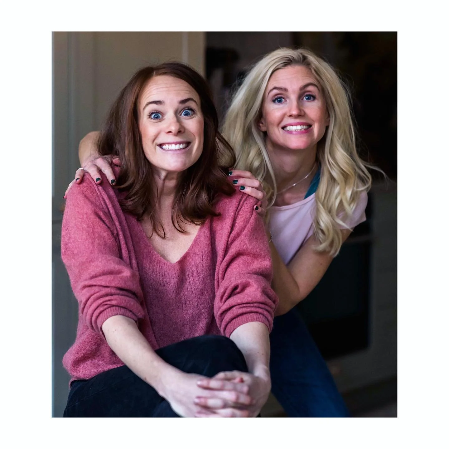 Spänningen är oliiiidlig 🤍 Älskar varje stund med dessa två @dietistensval ! Hahaha såna äventyr vi ger oss in i 🏄🏼&zwj;♀️ och om det fanns en OS-medalj i att på snabbast tid dra till i ett kök (eller en lägenhet för den delen) så skull