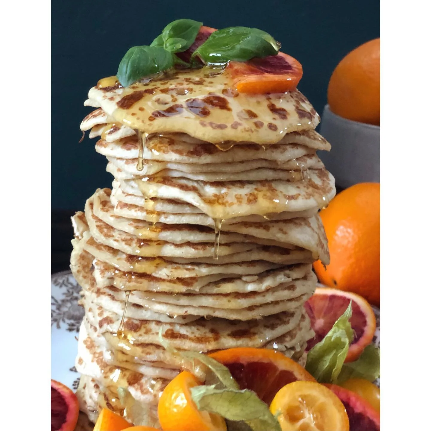 H&ouml;gen i mitt liv 🍊🥞💛 
Fr&aring;n g&aring;rdagens fotografering med @dietistensval 
Nya boken - magi ✨👌🏽🧚🏻&zwj;♀️
S&aring; mycket gottis! 
&bull;
&bull;
&bull;
#fortheloveoffood #foodphotography #dietistensval #dietist #healthyfood #goodfo