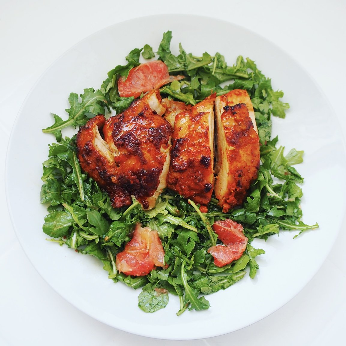 Poulet mariné à l’harissa et salade de pamplemousse rouge – Régime Assassinista
