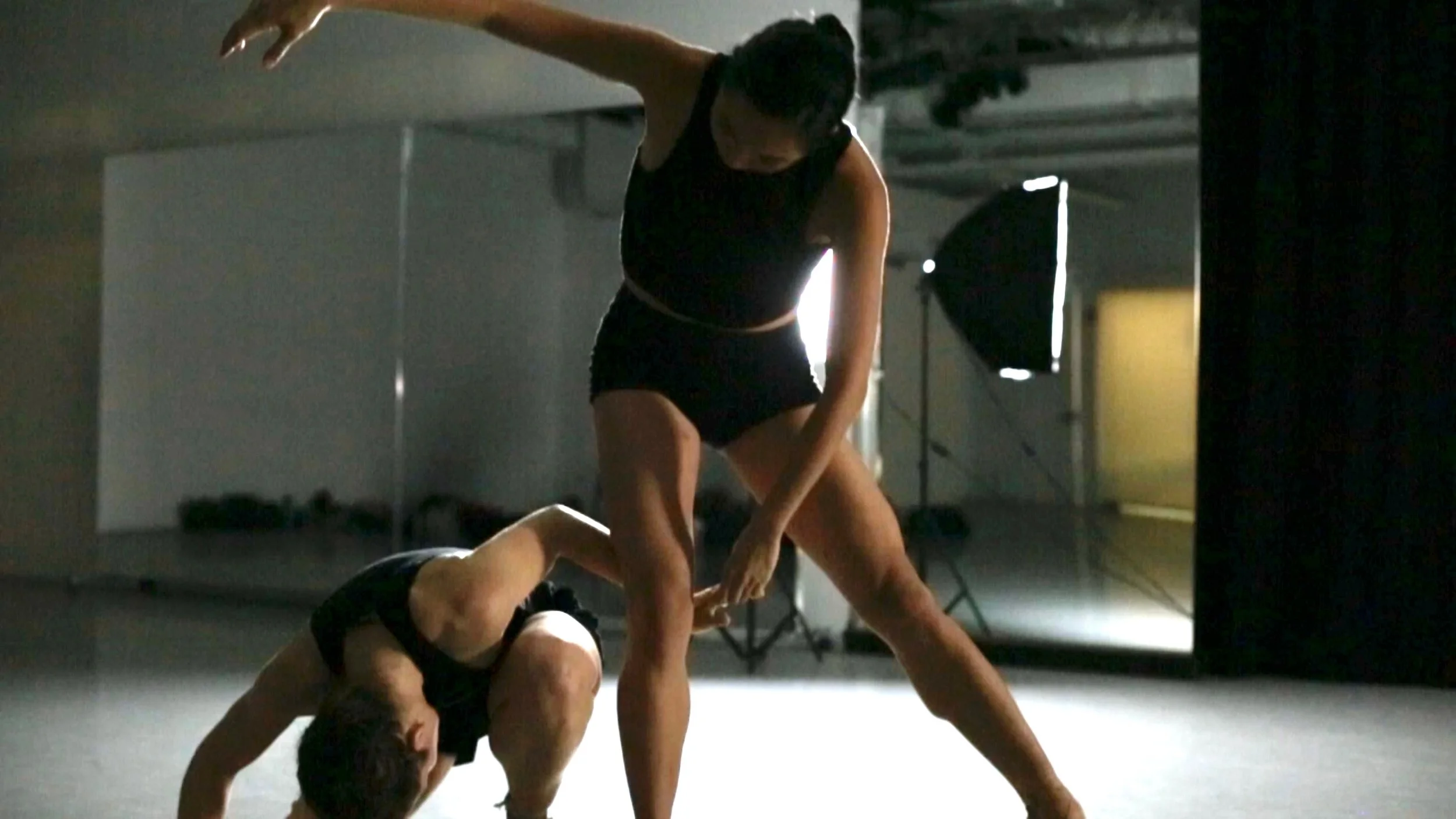 Tiffany Mangulabnan, Amy Saunder in konverjdans' 'Convergence/Divergence' at Gibney Dance Center