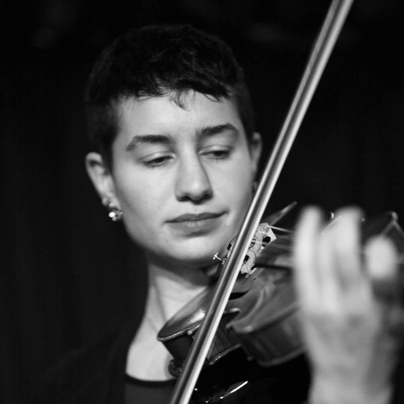 Zoë Aqua, Violinist