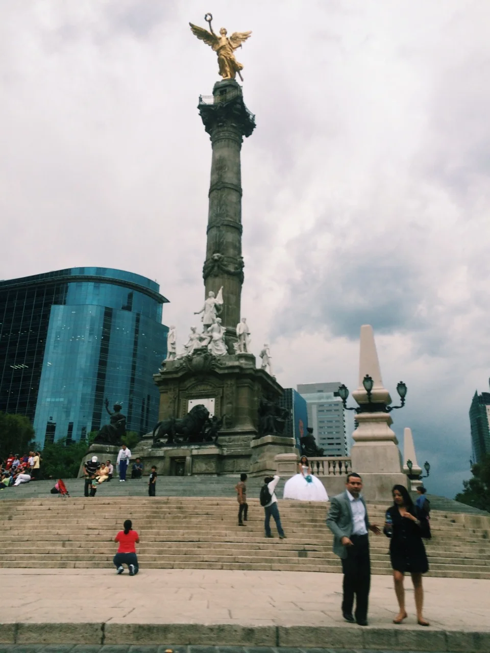 A quinceñera gets her picture taken. I front of El Angel del Indenpidencia.