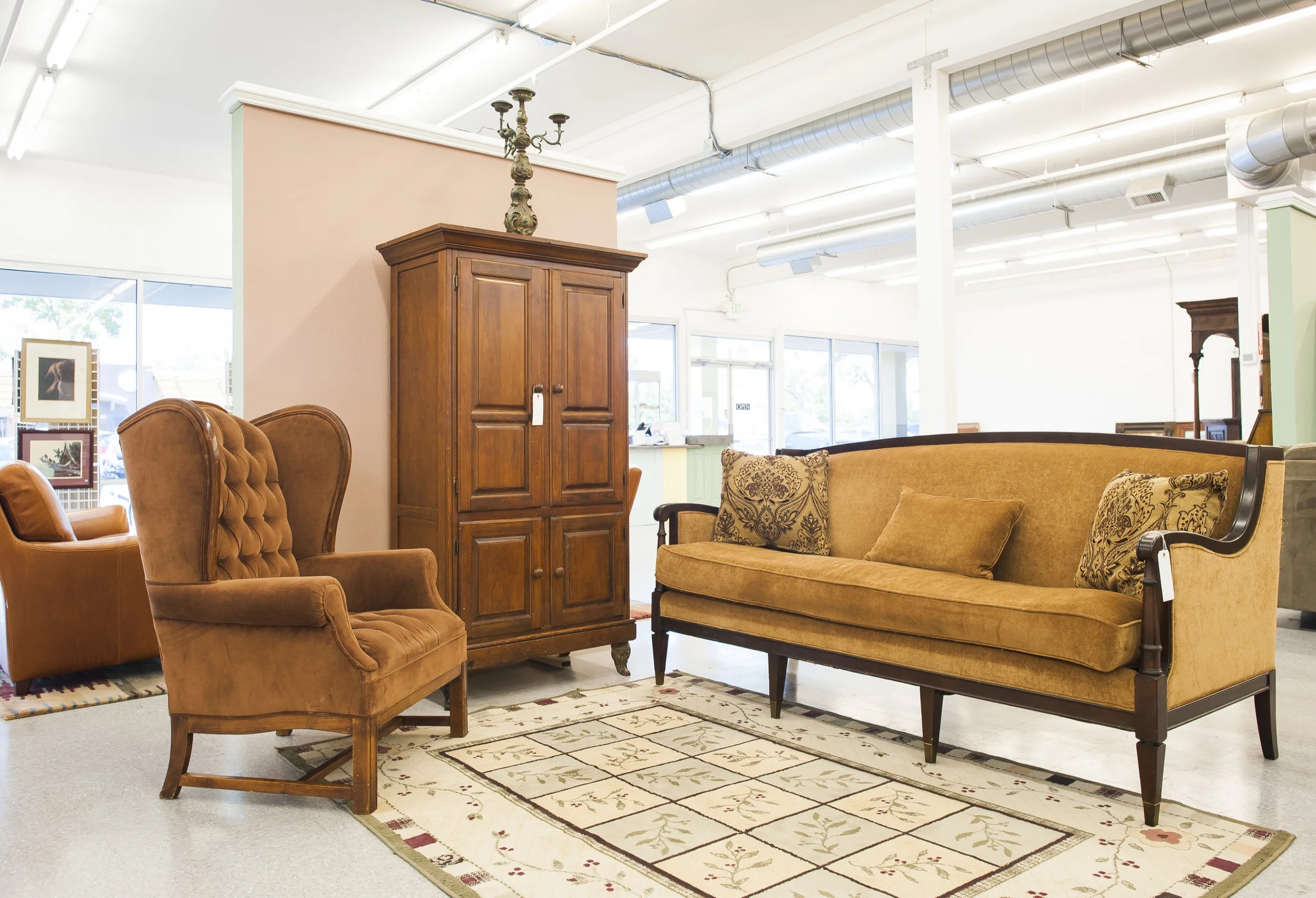 ANTIQUES & COLLECTIBLES We often receive unique antiques and collectibles from our community of donors. Please call if you have questions about your unique donation. Check our stores often for these special pieces!