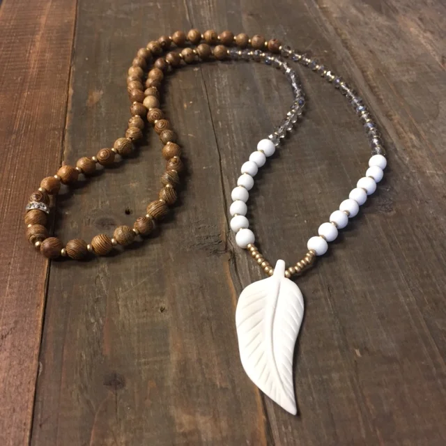 Rock & Lulu Ivory Bone Feather Necklace