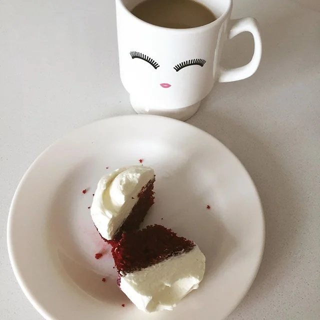 Simple pleasures. A cup of coffee and a red velvet cupcake - what more do I need?
#rockandlulu #coffee #redvelvetcupcake #coffeemug #girlie #feminine #taketime #simplepleasures #grateful #magnoliabakery #sparrowandwren #nyc