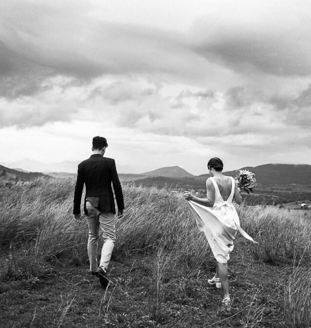 Linen dress in the wild 🌬️ 
 

#erinnferry #bespokebridal #linenweddingdress #voguebrides