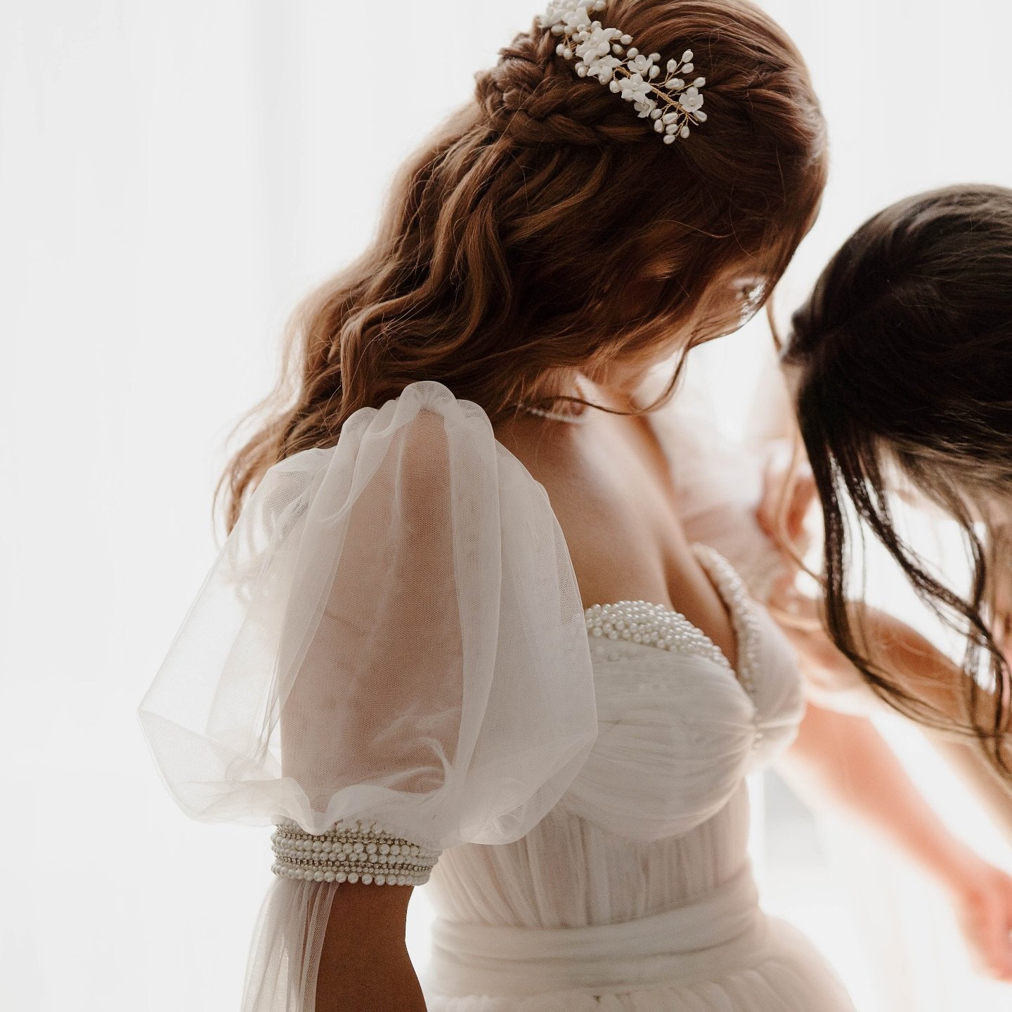 Countless hours of hand beading pearls and gathering tulle went into making this stunning gown ✨

#erinnferry #bespokebridal #custombridal
#madeinmelbourne #tulleweddingdress
