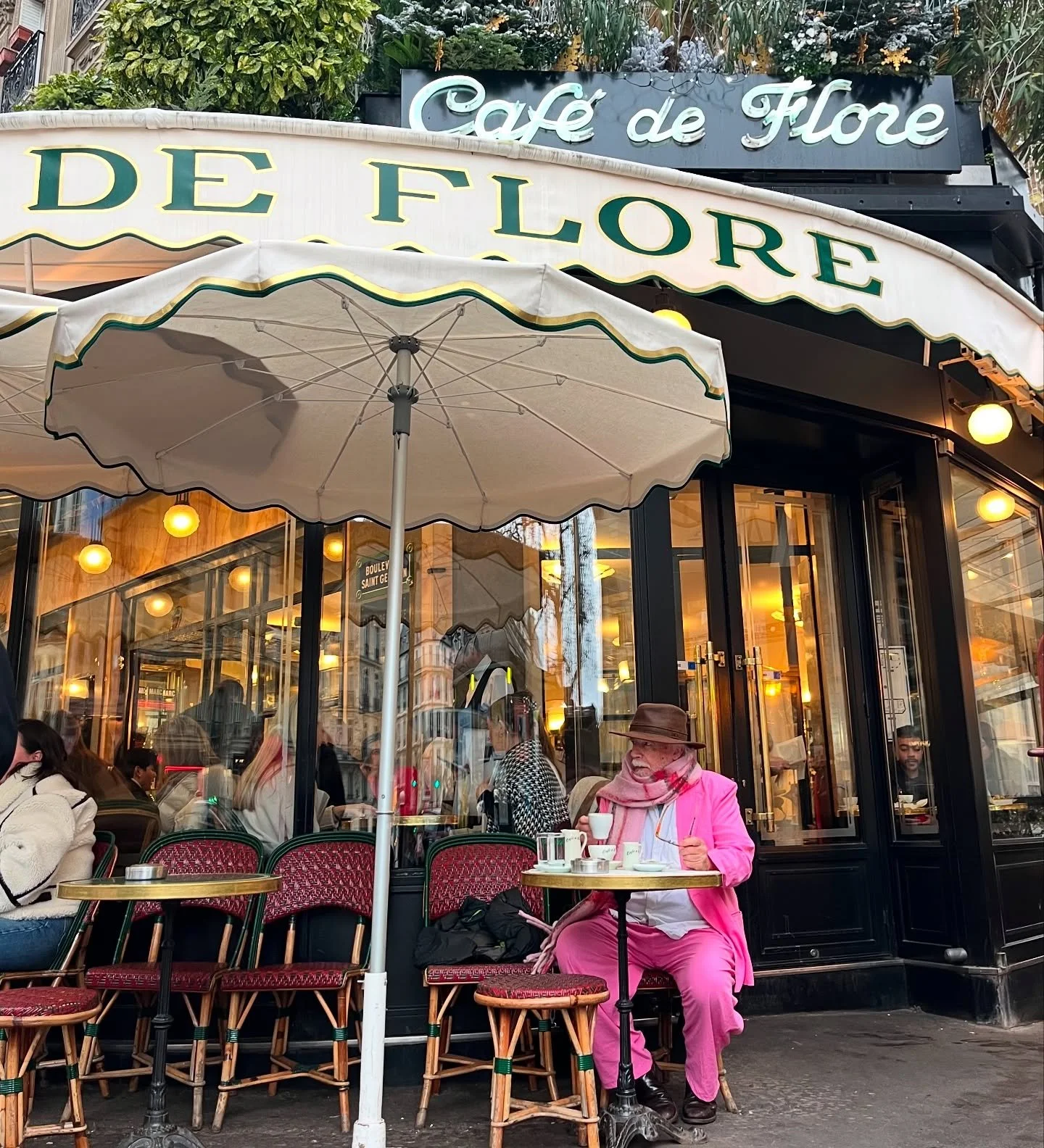 Sipping coffee in style outside Cafe de Flore ☕️ &hellip;.scroll for closeup details 🔎 

Ft. silk polka dot lining, self covered buttons and welt pockets 

#erinnferry #bespokesuit #linensuit #bespoketailoring #tailoring #pink #customsuit