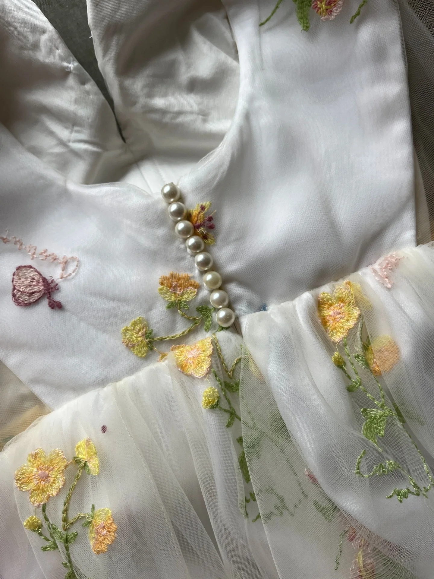 In love with the pearl buttons and embroidered tulle on this custom dress 🌸 

#erinnferry #bespokebridal #custombridal#tulleweddingdress #embroideredweddingdress