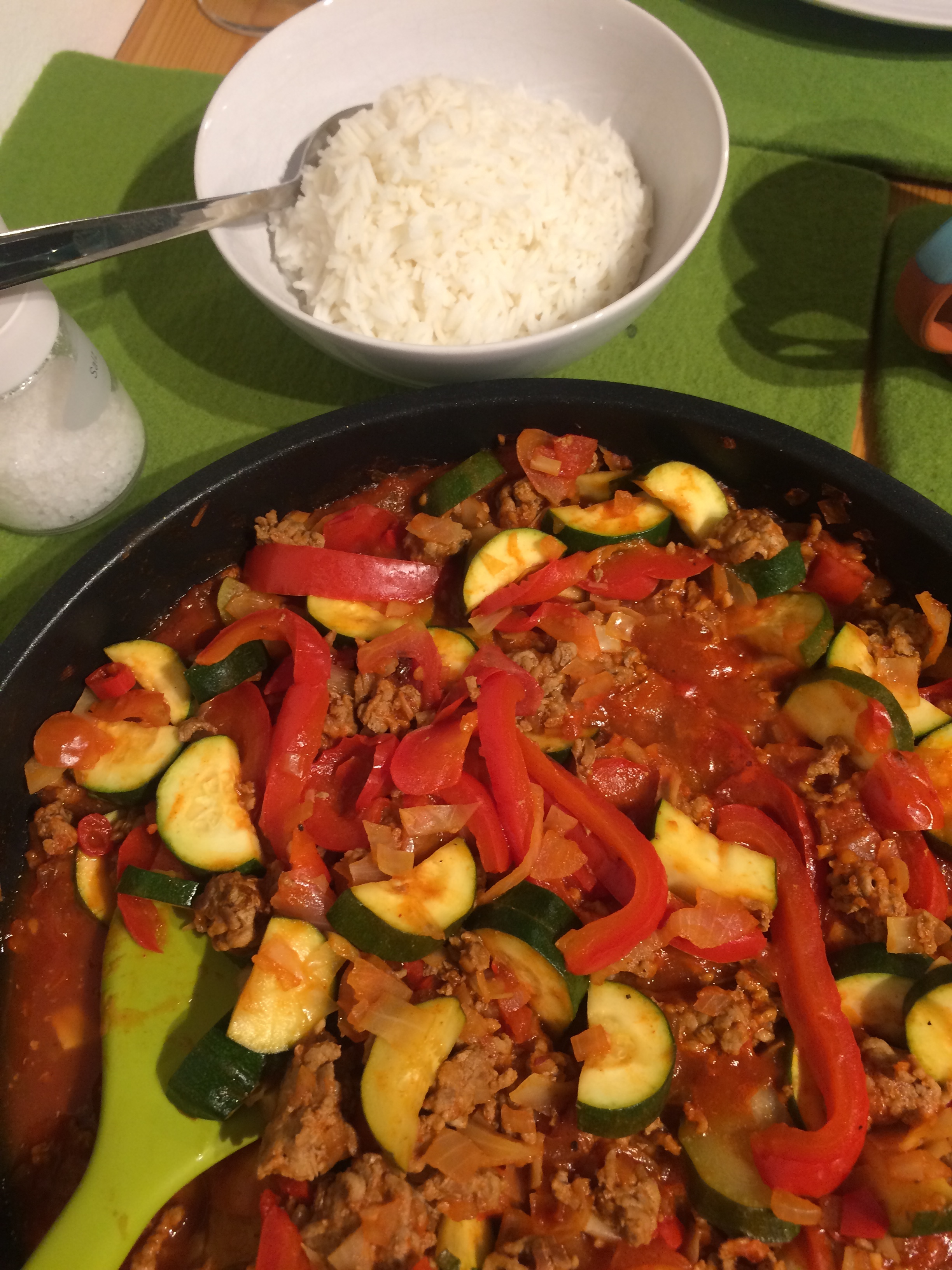Kochen frei nach Phantasie: Geröstetes Faschiertes, mit Paprika, Tomaten, Zwiebel, Knoblauch und wieder mal Chilli (ich liebe Capsaicin). Für mich gibt es dieses Gericht so wie es ist (mit etwas Joghurt), für meinen Kohlenhydratesser-Gast mit einer ordentlichen Portion Reis.