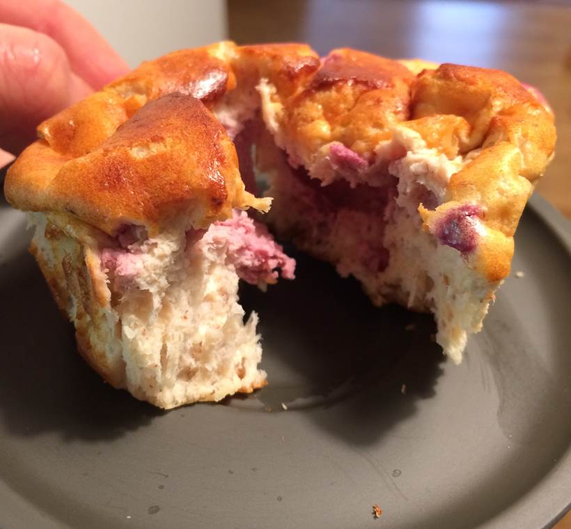  Low Carb Himbeer – Topfen- Muffins (10 Stück) Zutaten 250 g Magertopfen 20 g Butter, weich 1 Ei 2 Eiweiß 30 g Proteinpulver nach Wahl (ich nehme ESN Isowhey Hardcore Haselnuss) 1 TL Backpulver Vanilleextrakt nach Geschmack 40 g gemahlene Mandeln 50 g Himbeeren (auch gefroren möglich) Zuerst das Eiweiß steif schlagen. In einer zweiten Schüssel alle anderen Zutaten vermischen. Zum Schluss das Eiweiß unterheben, dann vorsichtig die Himbeeren. In Muffin Förmchen füllen und bei 180°C ca. 25-30 min backen. Nährwerte pro Muffin ca. 80 kcal, 7 g Protein, 3 g Fett, 2 g Kohlenhydrate