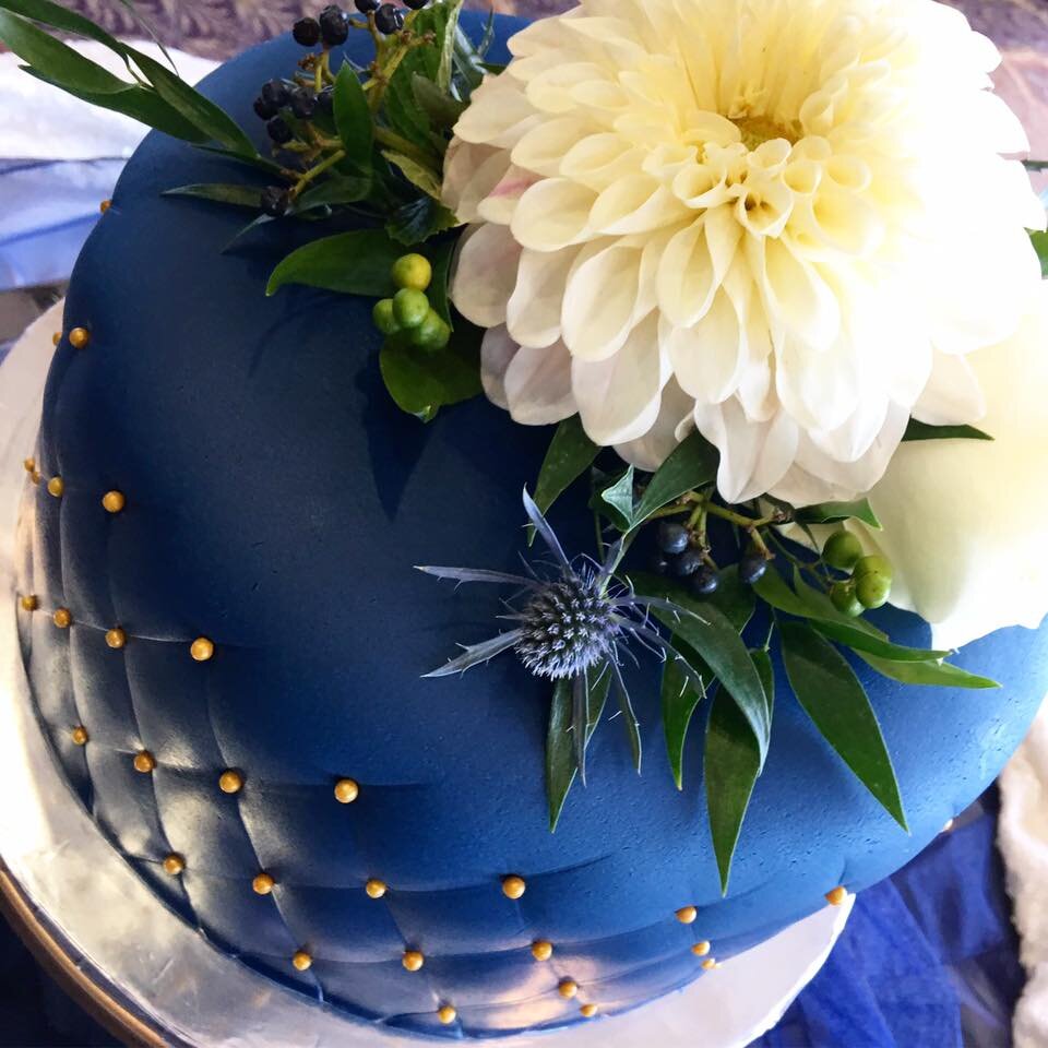 blue wedding cake.jpg
