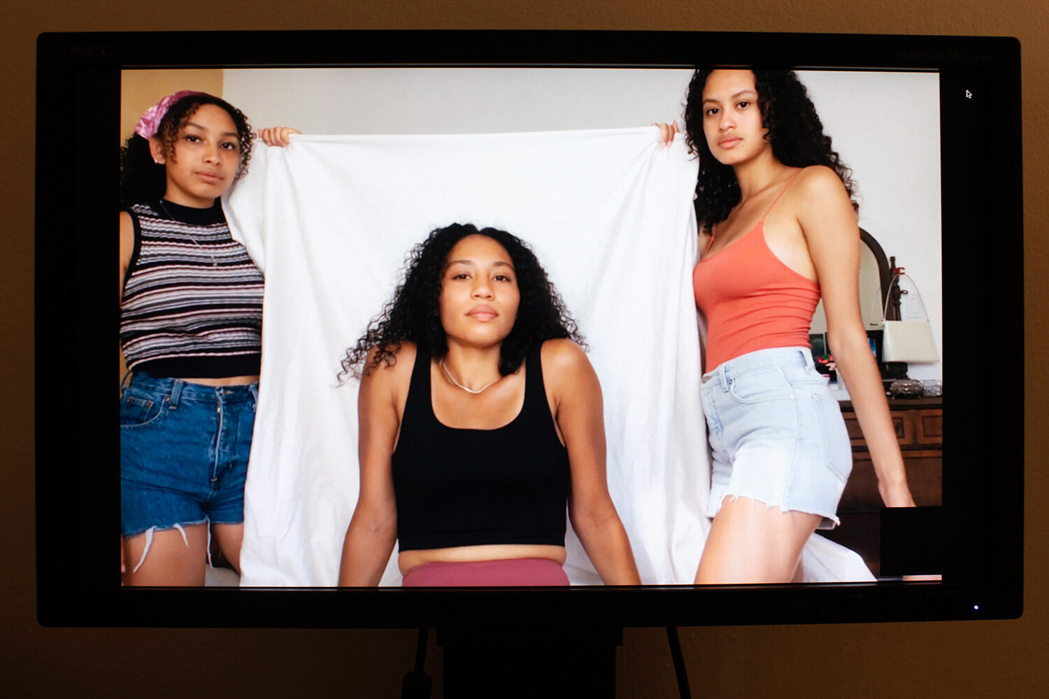  Sisters Dania, Jamila, &amp; Inti Noritz-Reyes via FaceTime in Toronto, July 2020. 