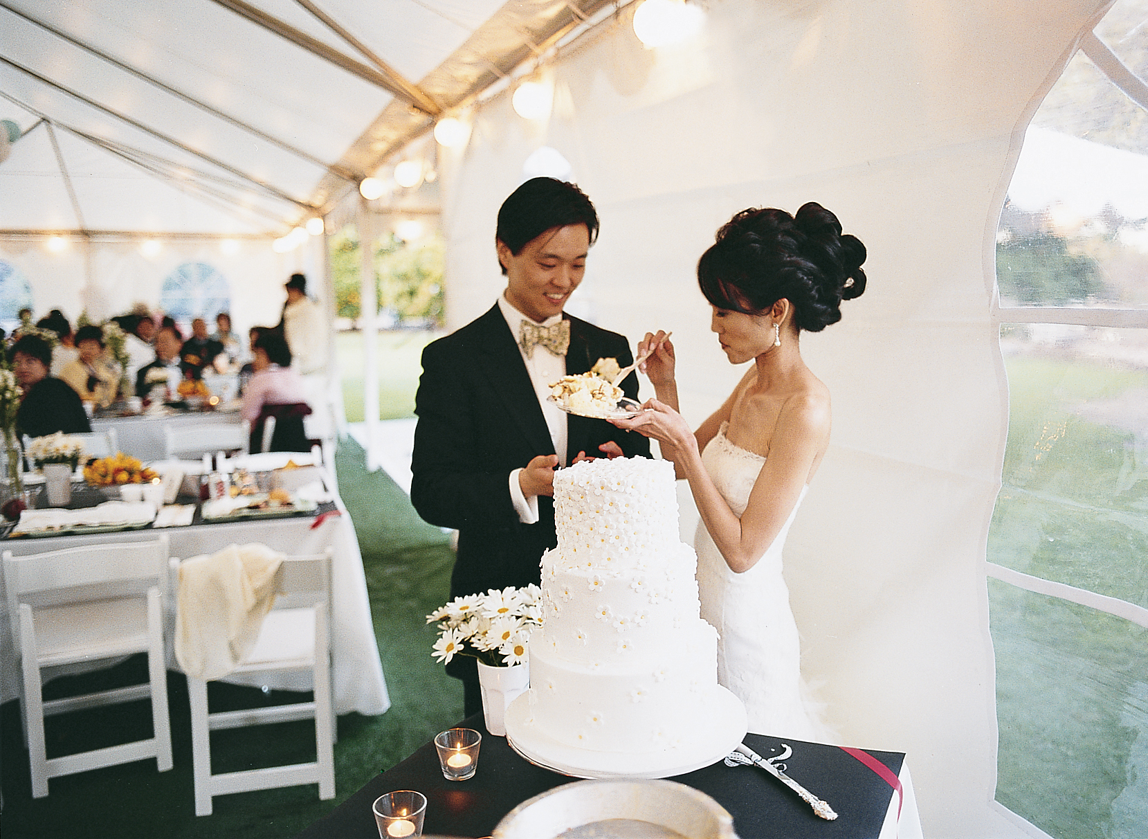 MWA102306CUTTINGCAKE.jpg