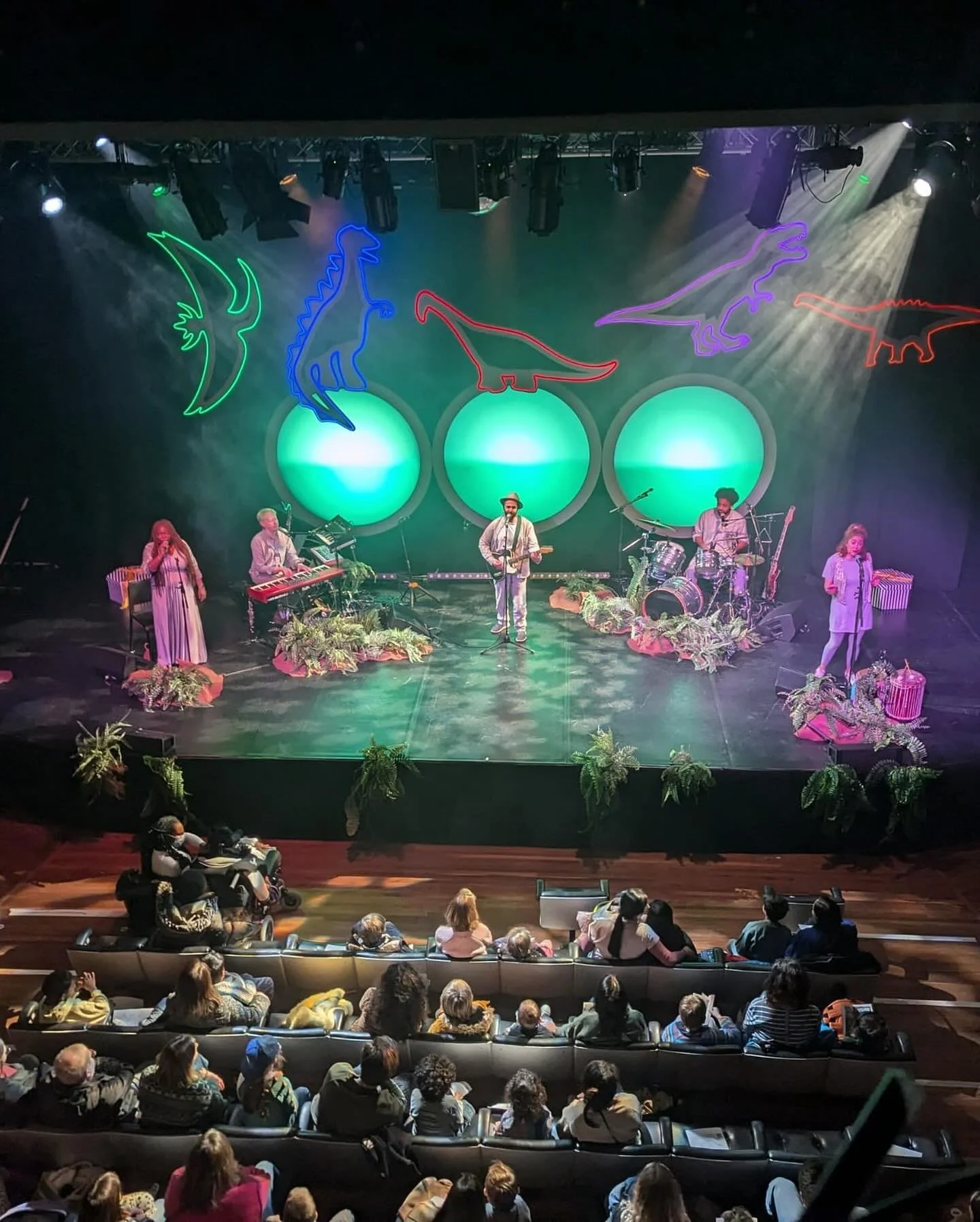 Gorgeous few days with The Colour of Dinosaurs crew @southbankcentre ❤️ 

We did five packed out shows in the Purcell Room and (as always) had a lorra laughs in between. Thank you to all who came to see us! 

Next stop on the dinos tour: @stratford_e